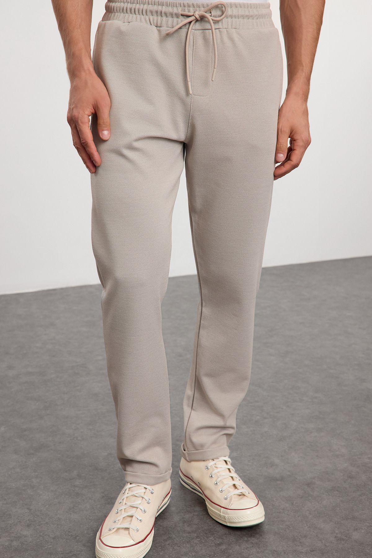 Trendyol Collection-Beige Regular Fit gestrickte, flexible, bequeme, elastische Stoffhose mit doppeltem Bein und Bindegürtel TMNAW25PL00002 2