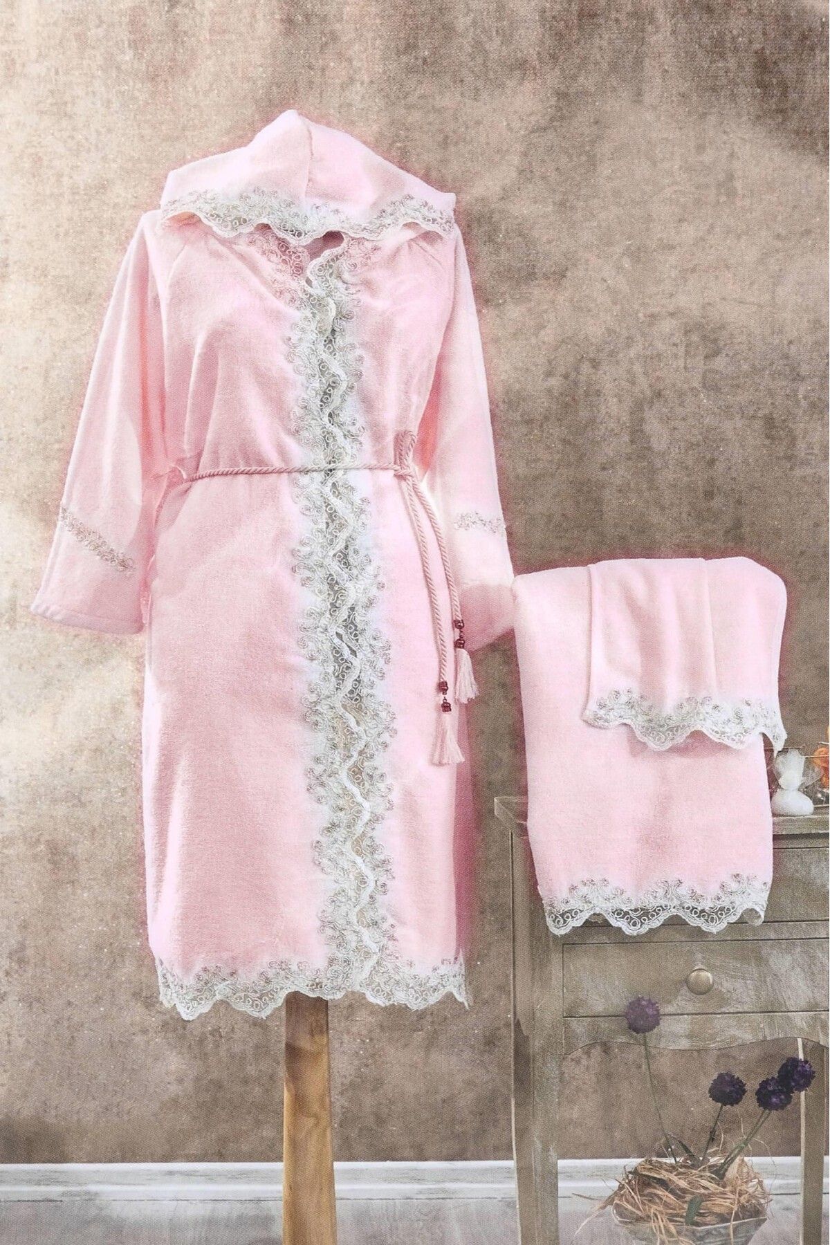 حوله تنپوش (روبدوشامبر) صورتی زنانه مجموعه Bride Milan Lace پودر FAVORA
