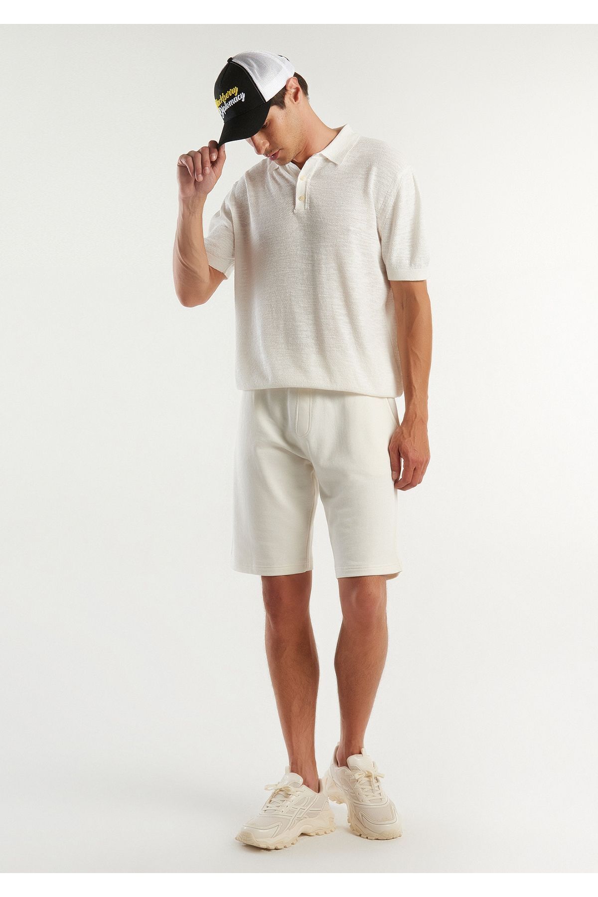 یونایتد کالرز آو بنتون شلوارک برمودای مردانه ۱۰۰٪ پنبه‌ای کرم رنگ با جزئیات لوگو و کمر کشی