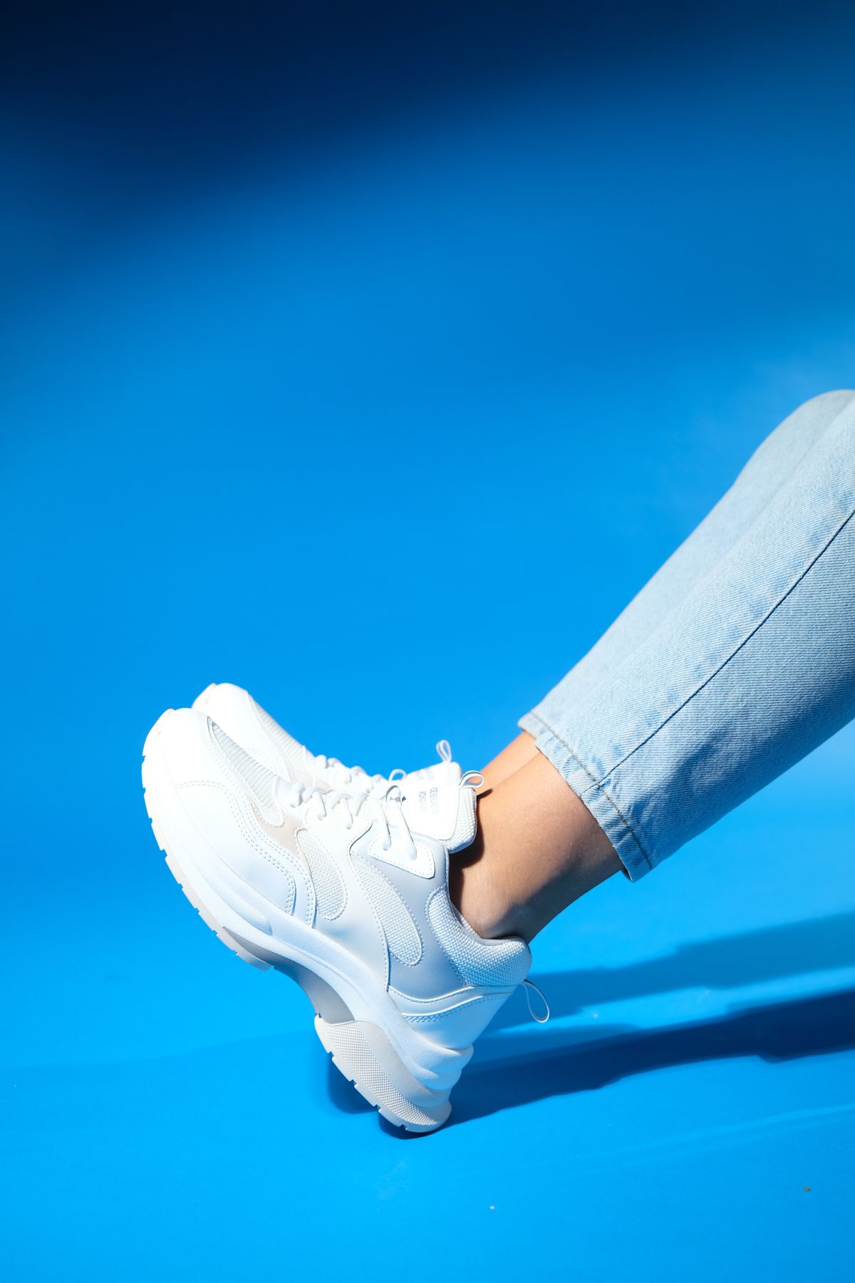 اسنیکر سفید زنانه تاج خاکستری فاقد کفش ورزشی پایه ضخیم است luvishoes
