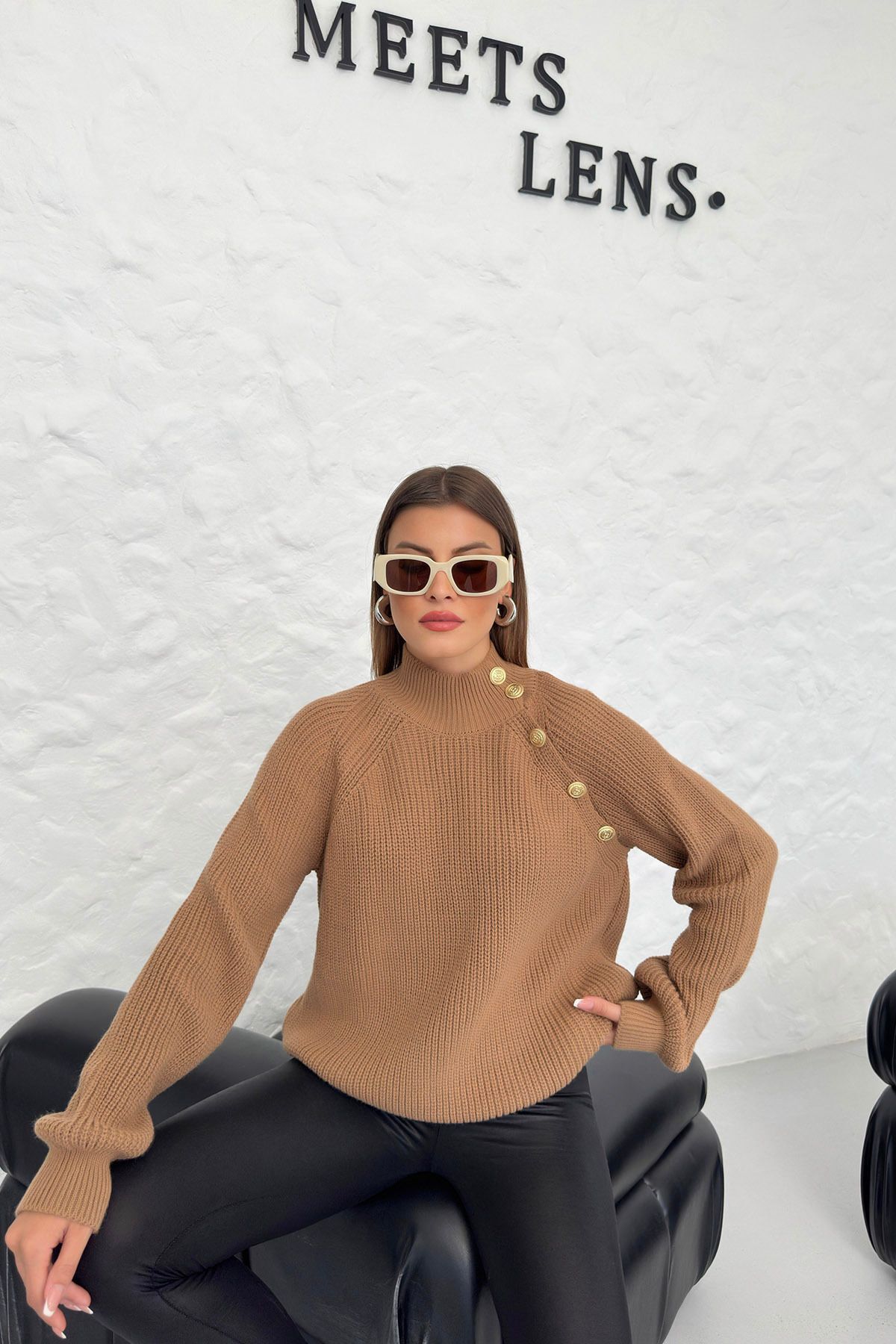 Know-Nerzpullover für Damen mit hohem Kragen und Knopfdetails 3