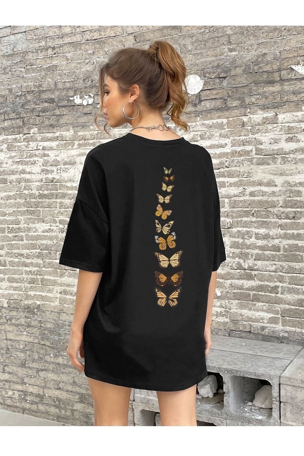 Know Damski czarny T-shirt oversize z pionowymi motylami i nadrukiem