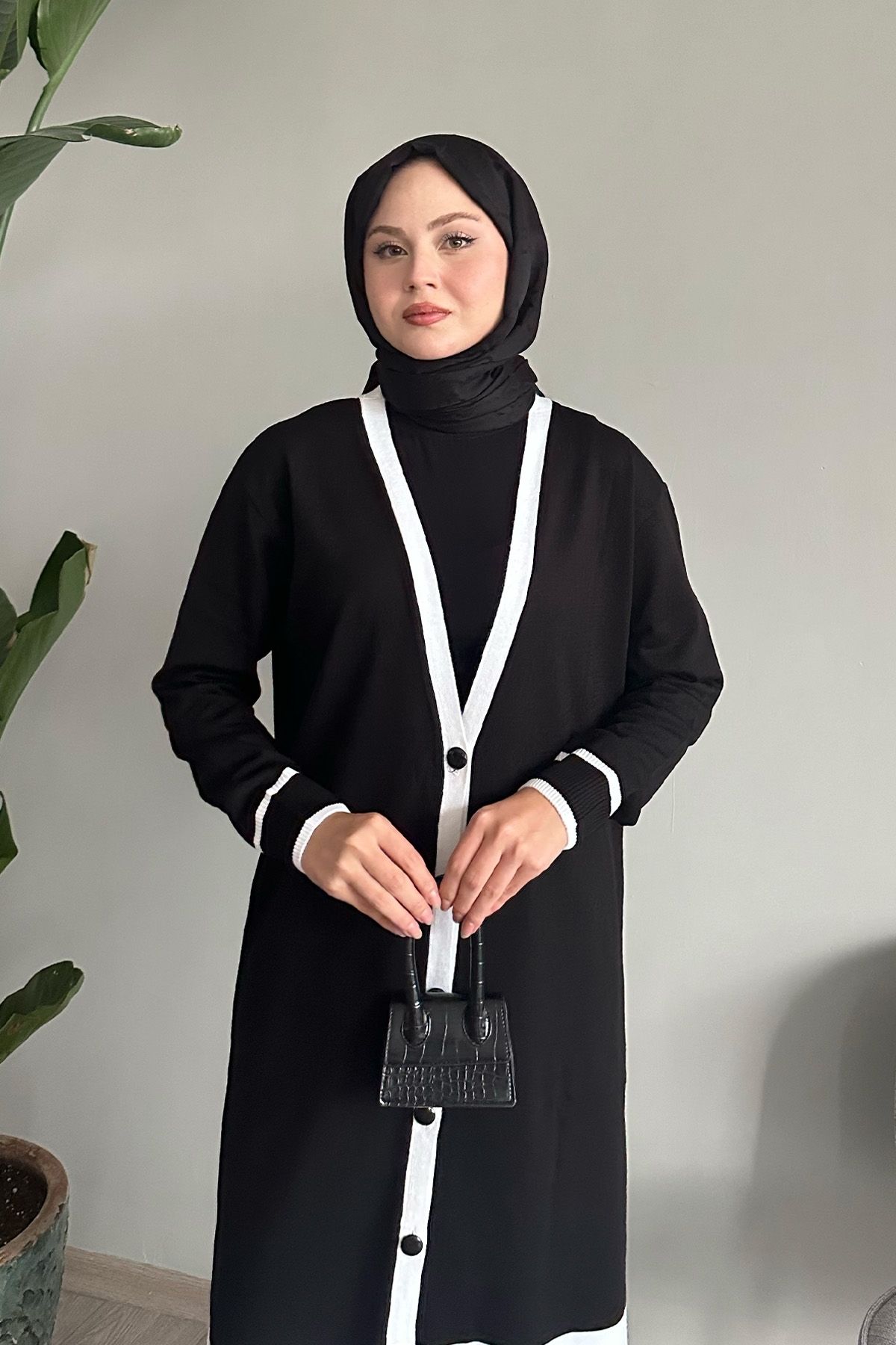InStyle-سترة تريكو سوداء طويلة - تفاصيل مخططة 2