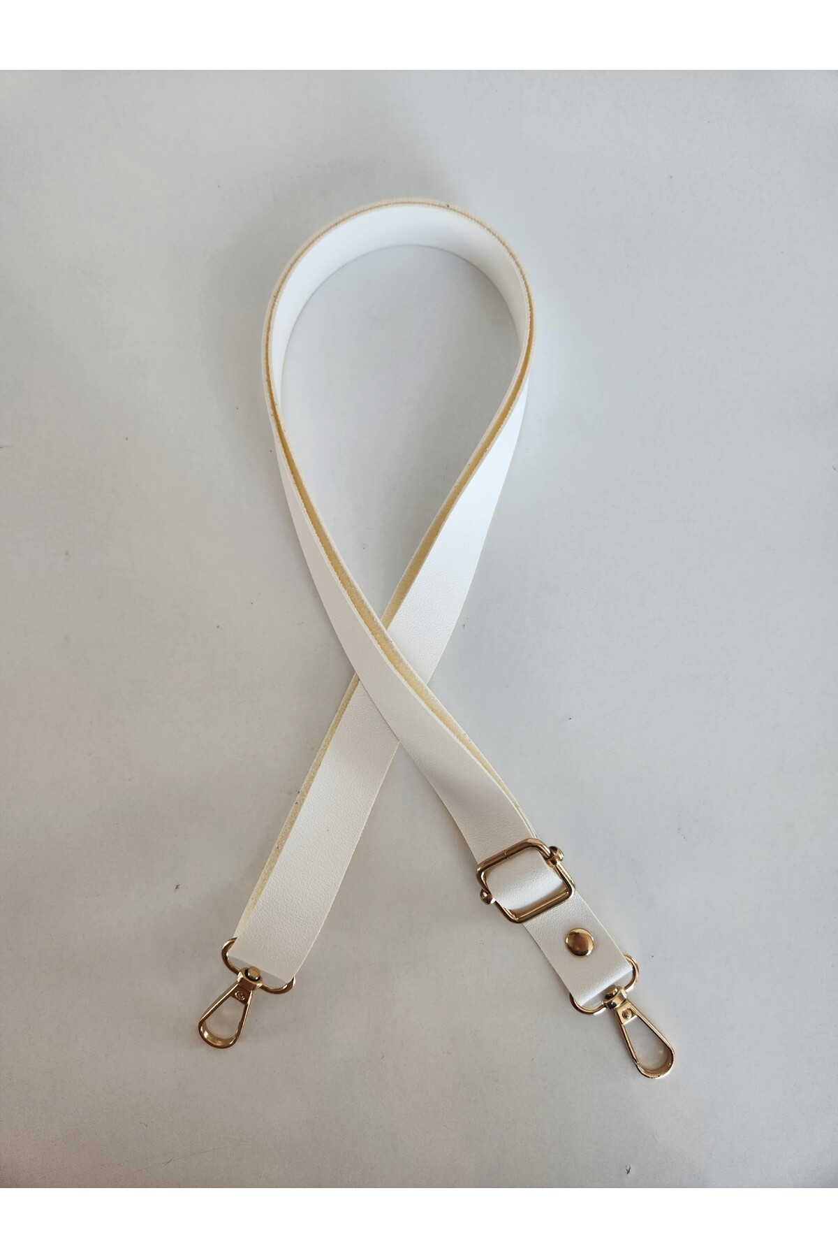 LEATHER ADJUSTABLE BAG HANGER LENGTH (120 CM - EN 2 CM ) GOLD DETAIL