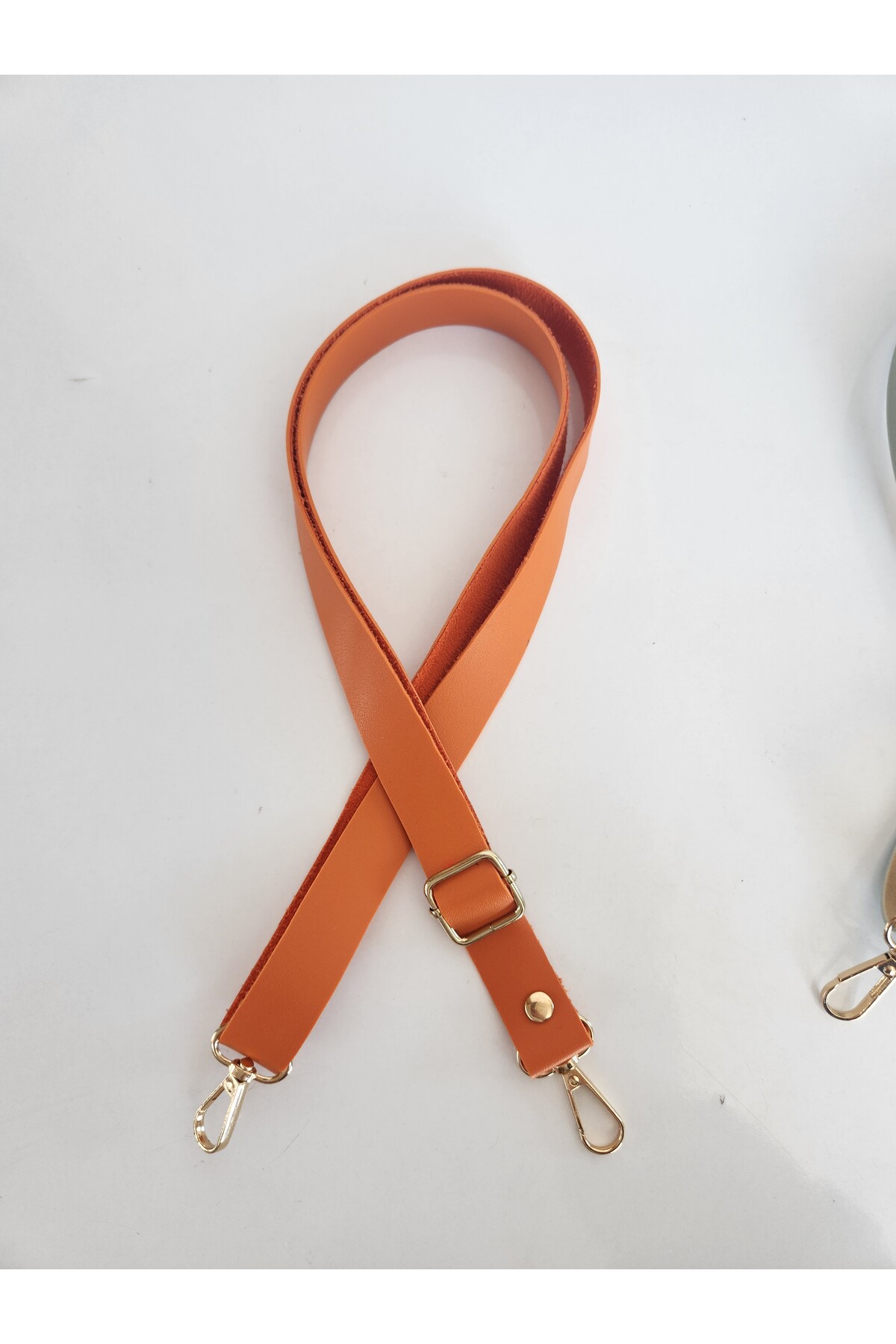 LEATHER ADJUSTABLE BAG HANGER LENGTH (120 CM - EN 2 CM ) GOLD DETAIL
