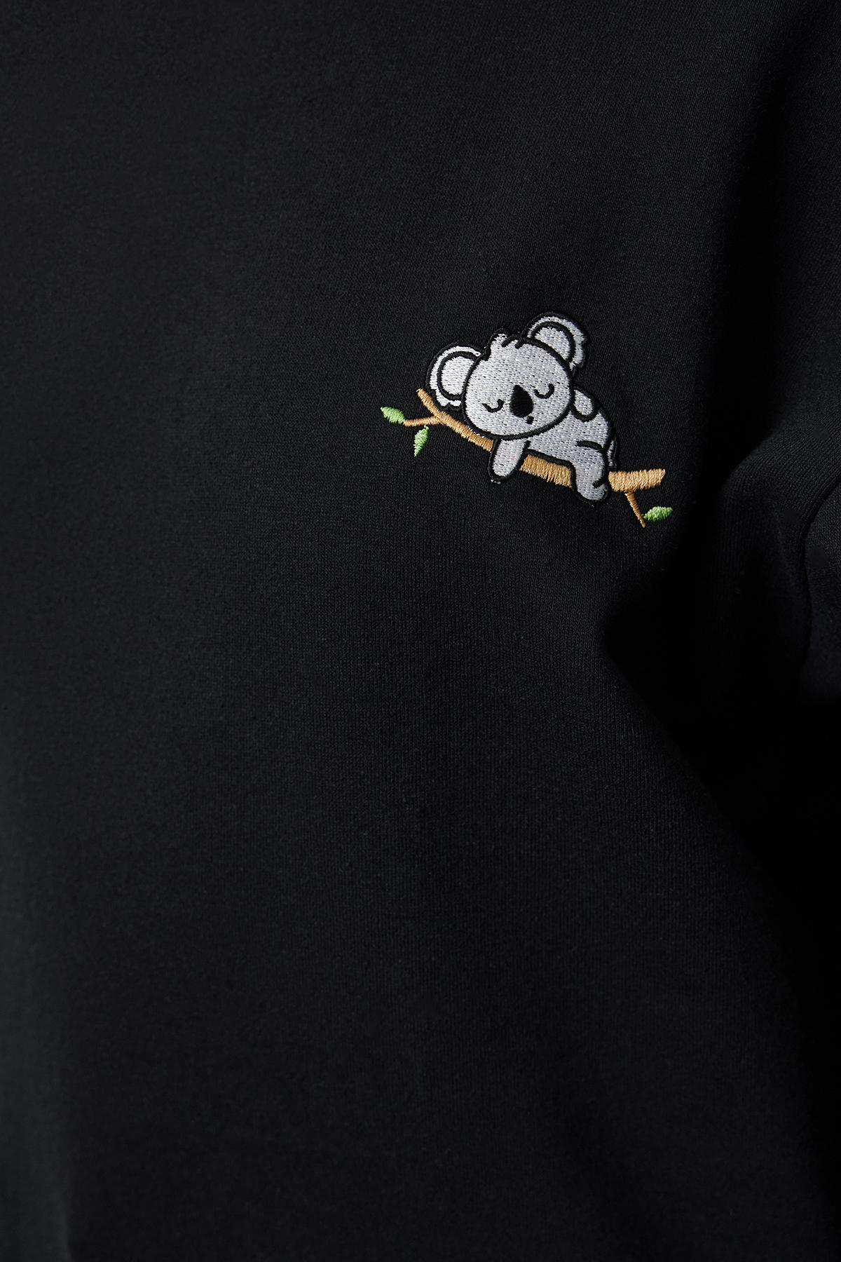 Kolekcia Trendyol Čierna zvieracia vyšívaná obyčajná/bežná pletená mikina s hrubým fleecom vo vnútri TWOAW24SW00196