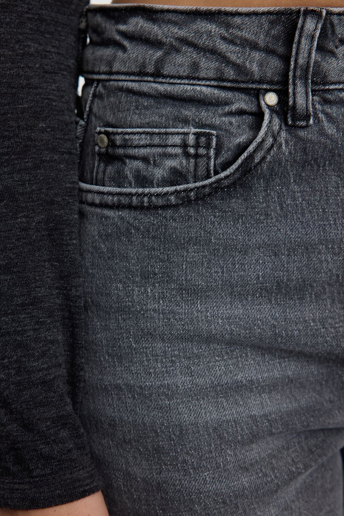 Trendyol Collection-Anthrazitfarbene, ausgestellte Jeans mit hoher Taille TWOAW23JE00657 4