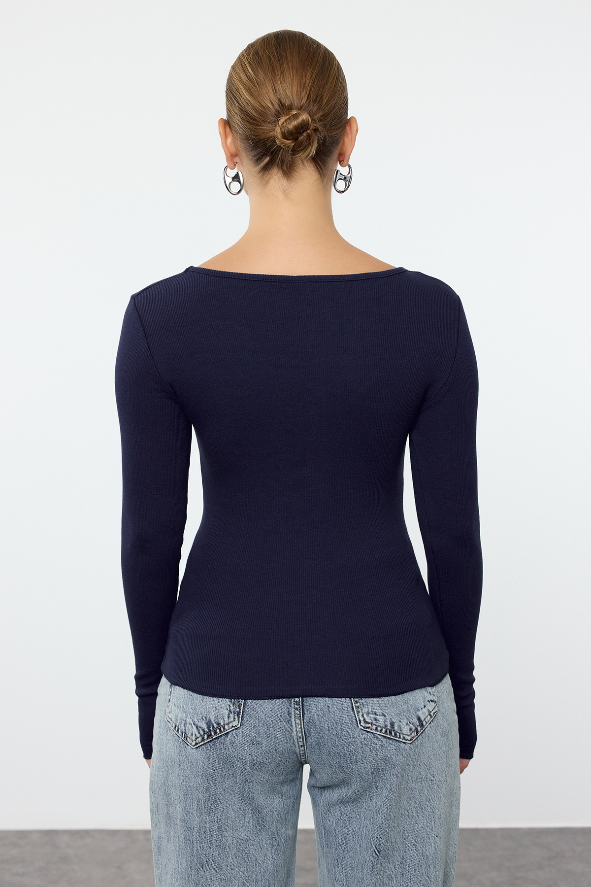 Trendyolmilla  Lacivert-Taş 2'li Paket V Yaka Fitted/Vücuda Oturan Pamuklu Esnek Örme Bluz TWOAW24BZ00068 - Görsel 3