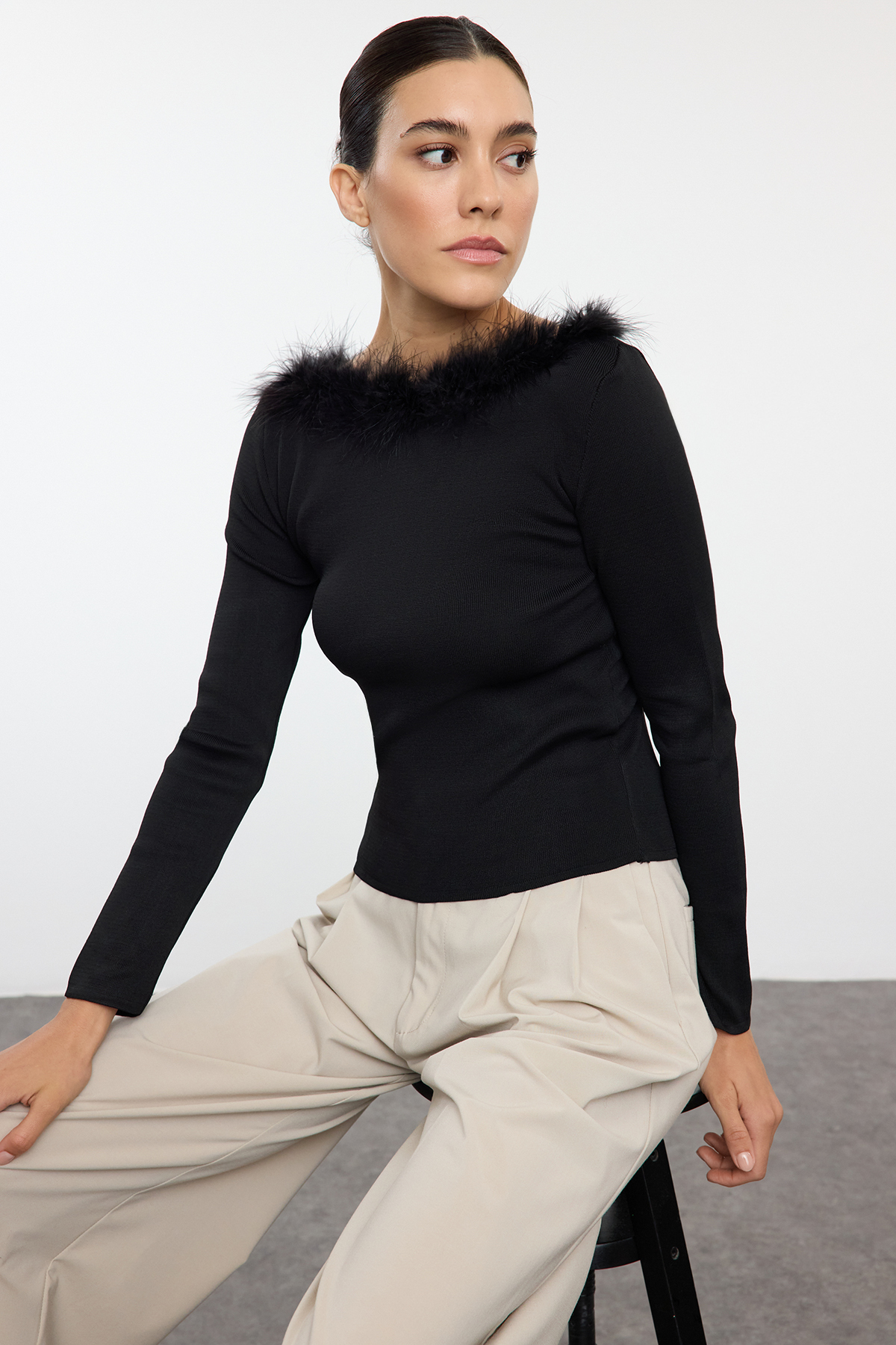 Trendyolmilla  Siyah Kayık ve Yaka Detaylı. Fitted/Vücudu Saran Triko Kazak TWOAW25KZ00132 - Görsel 2