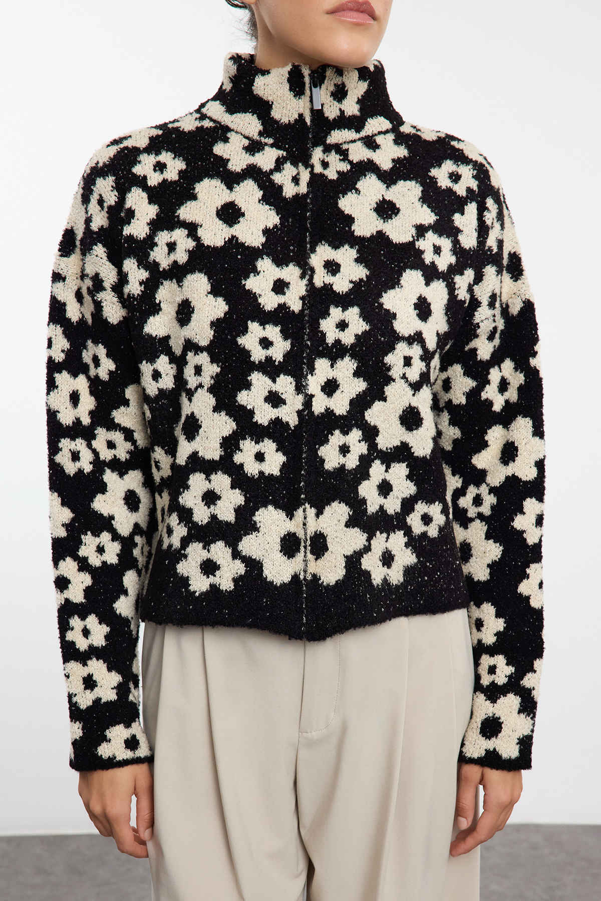 Trendyolmilla  Siyah Fermuarlı Yumuşak Dokulu Geniş Kalıp Ceket Görünümlü Triko Hırka TWOAW25HI00262 - Görsel 3