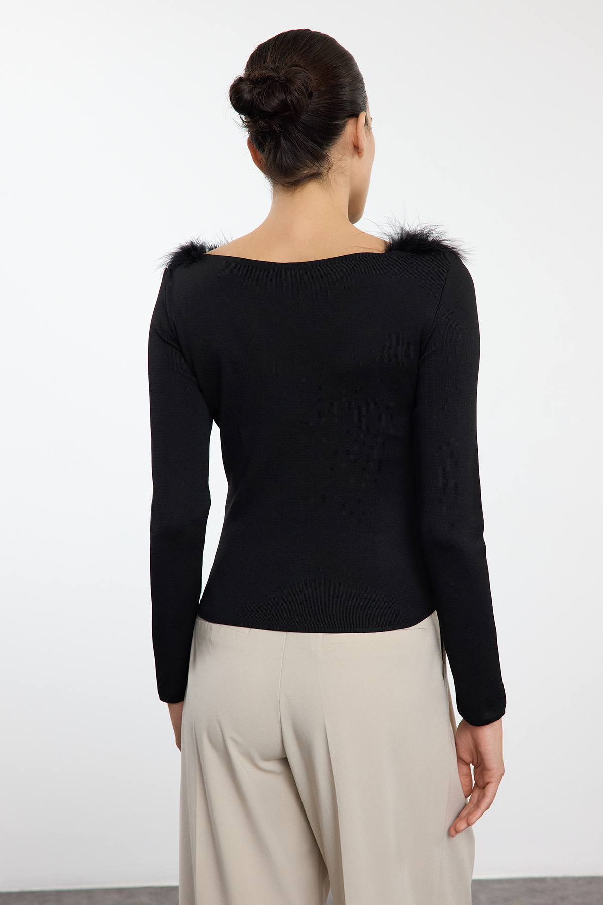 Trendyolmilla  Siyah Kayık ve Yaka Detaylı. Fitted/Vücudu Saran Triko Kazak TWOAW25KZ00132 - Görsel 5