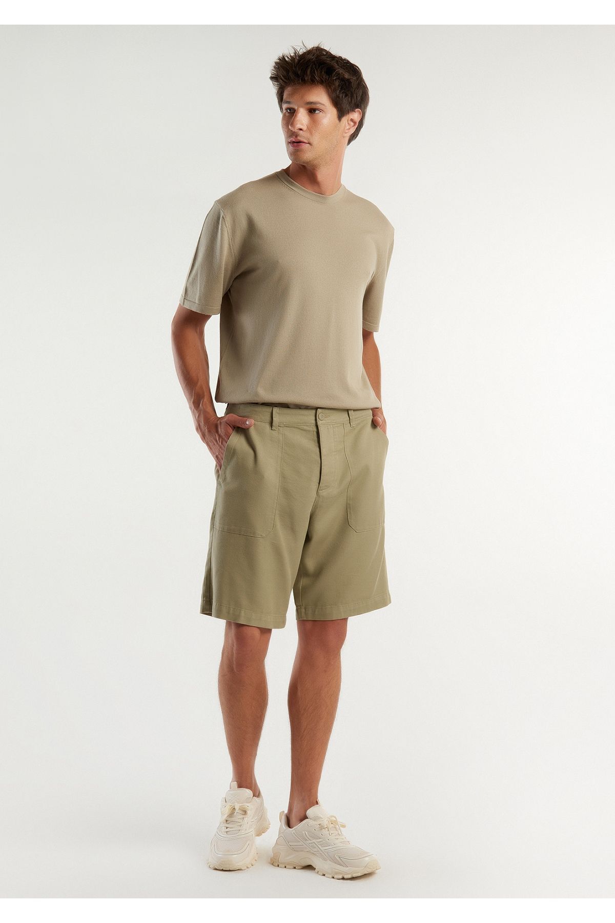 یونایتد کالرز آو بنتون شلوارک برمودای مردانه خاکی نخی با جیب‌های بزرگ وصله‌ای