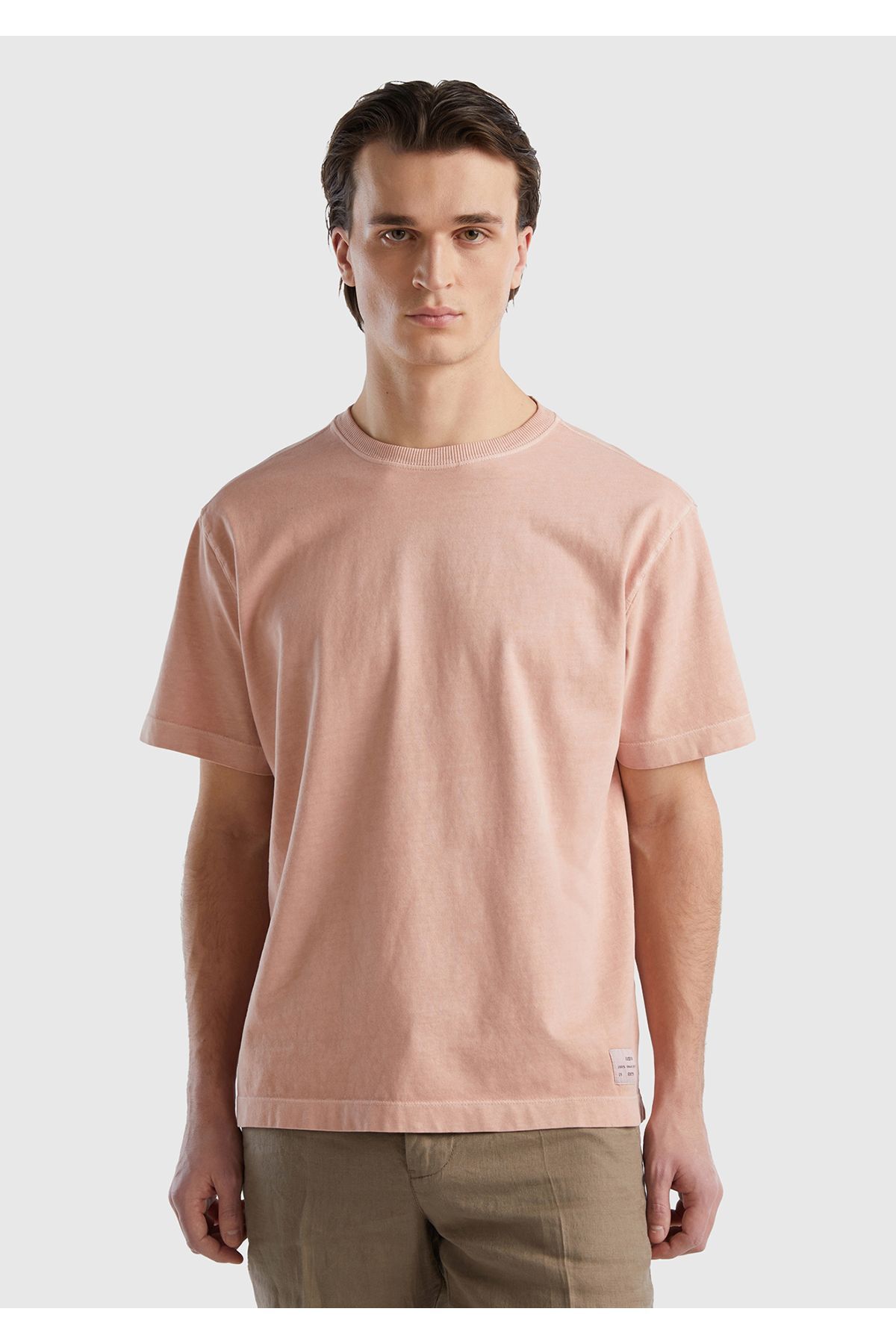 یونایتد کالرز آو بنتون تی‌شرت یقه گرد مردانه ۱۰۰٪ پنبه صورتی پودری با جزئیات لوگو در جلو و پشت