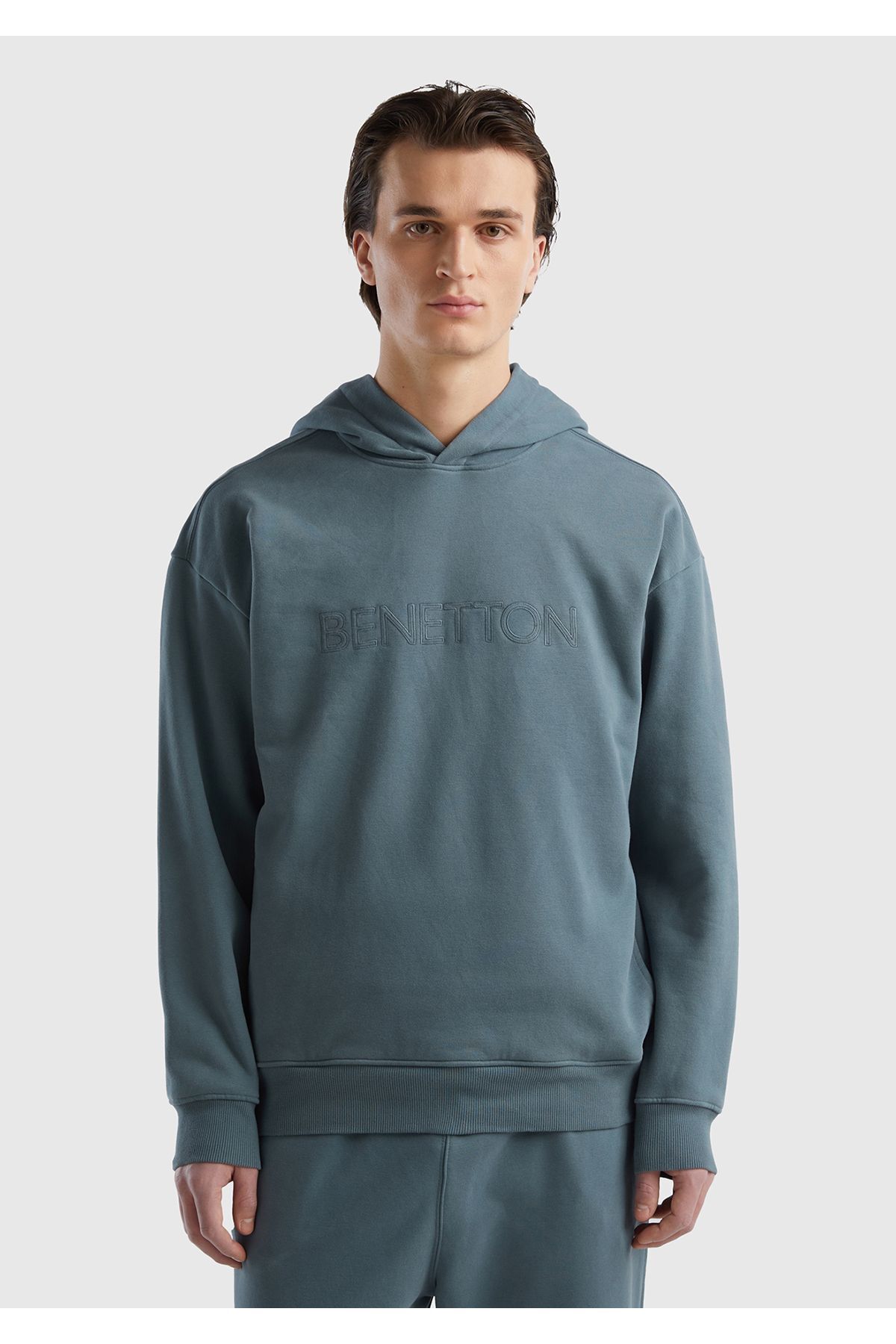 یونایتد کالرز آو بنتون سویشرت مردانه کلاه‌دار طرح ترکیبی نخی خاکستری تیره با چاپ لوگو در جلو