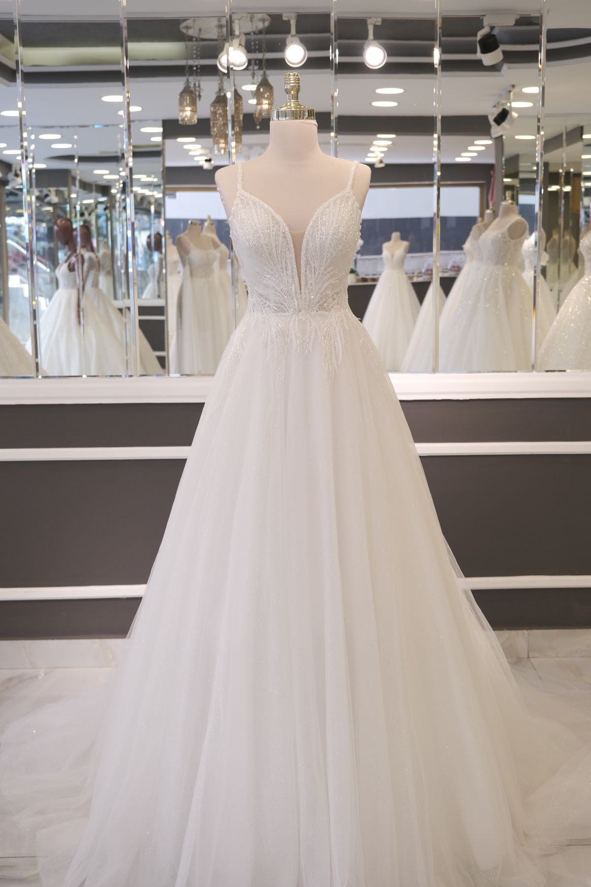 la robe de mariée helen drape avec des bretelles de derrière