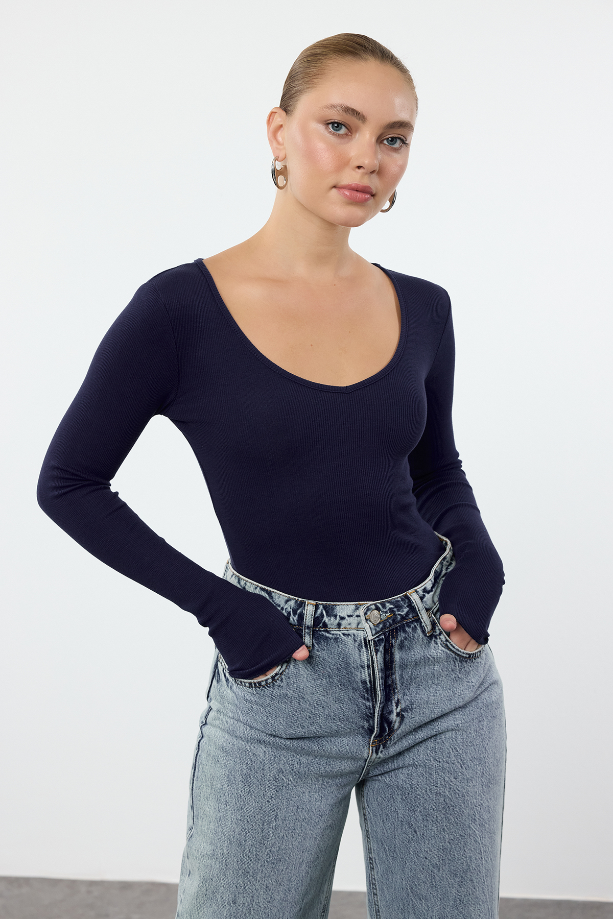 Trendyolmilla  Lacivert-Taş 2'li Paket V Yaka Fitted/Vücuda Oturan Pamuklu Esnek Örme Bluz TWOAW24BZ00068 - Görsel 2