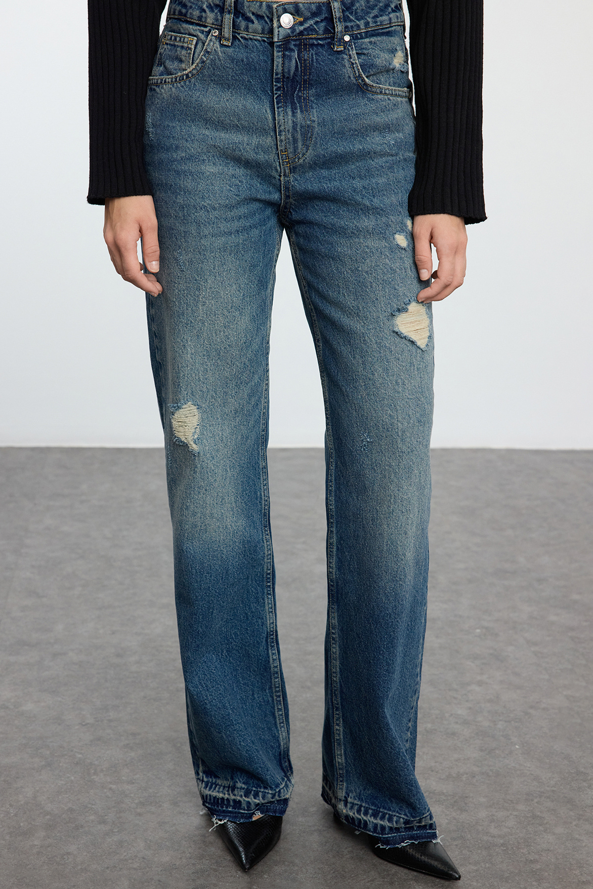 Trendyolmilla  Koyu Mavi Yırtıklı Normal Bel Wide Leg Geniş Paça %100 Pamuk Non-Stretch Jeans TWOAW25JE00203 - Görsel 3