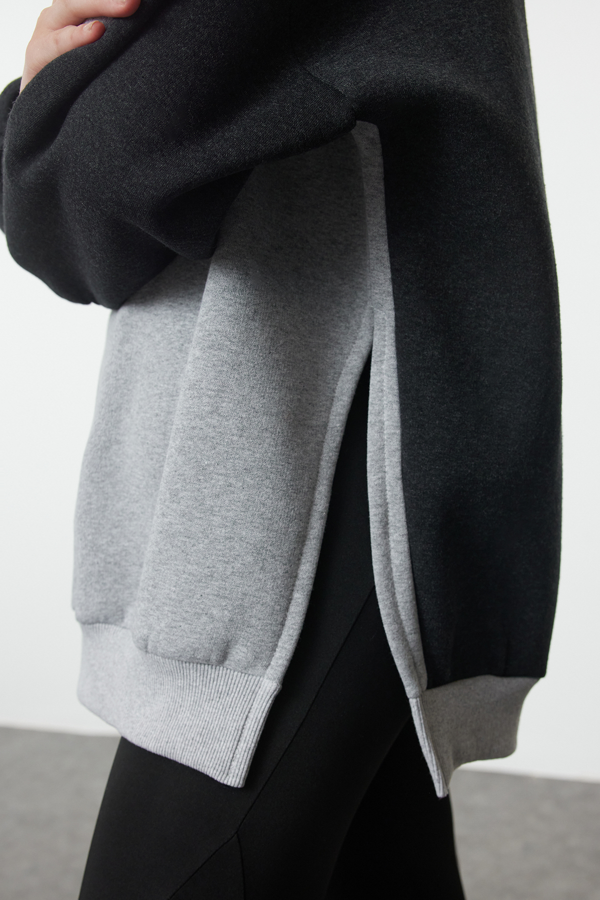 Trendyolmilla  Antrasit Pamuklu Renk Bloklu Geniş Kalıp İçi Polarlı Örme Spor Sweatshirt TWOSS22SW0074 - Görsel 9