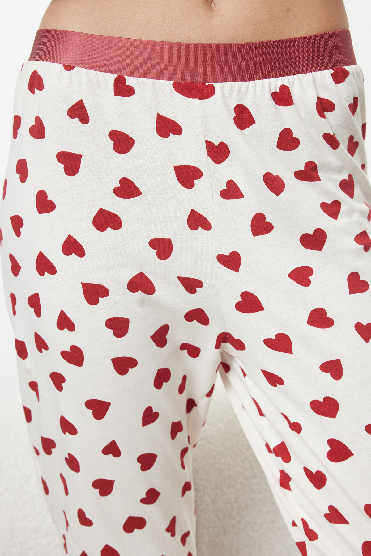 Trendyol Collection Set pleteného pyžama Heart Ecru – 100% bavlna Thmaw25Pt00108