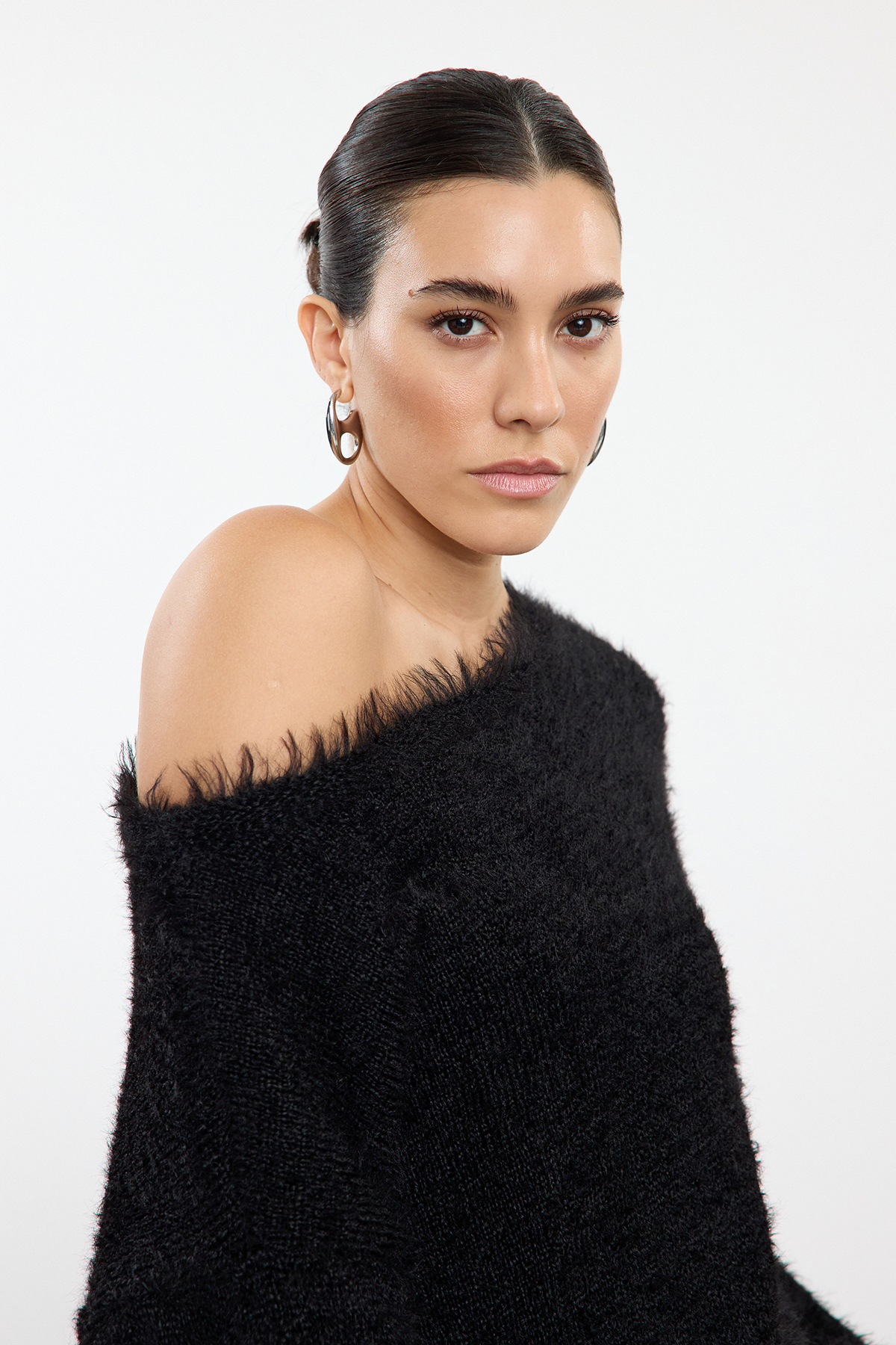 Trendyolmilla  Siyah Tüylü Geniş Kalıp Devrik Yaka Triko Kazak TWOAW25KZ00169 - Görsel 3