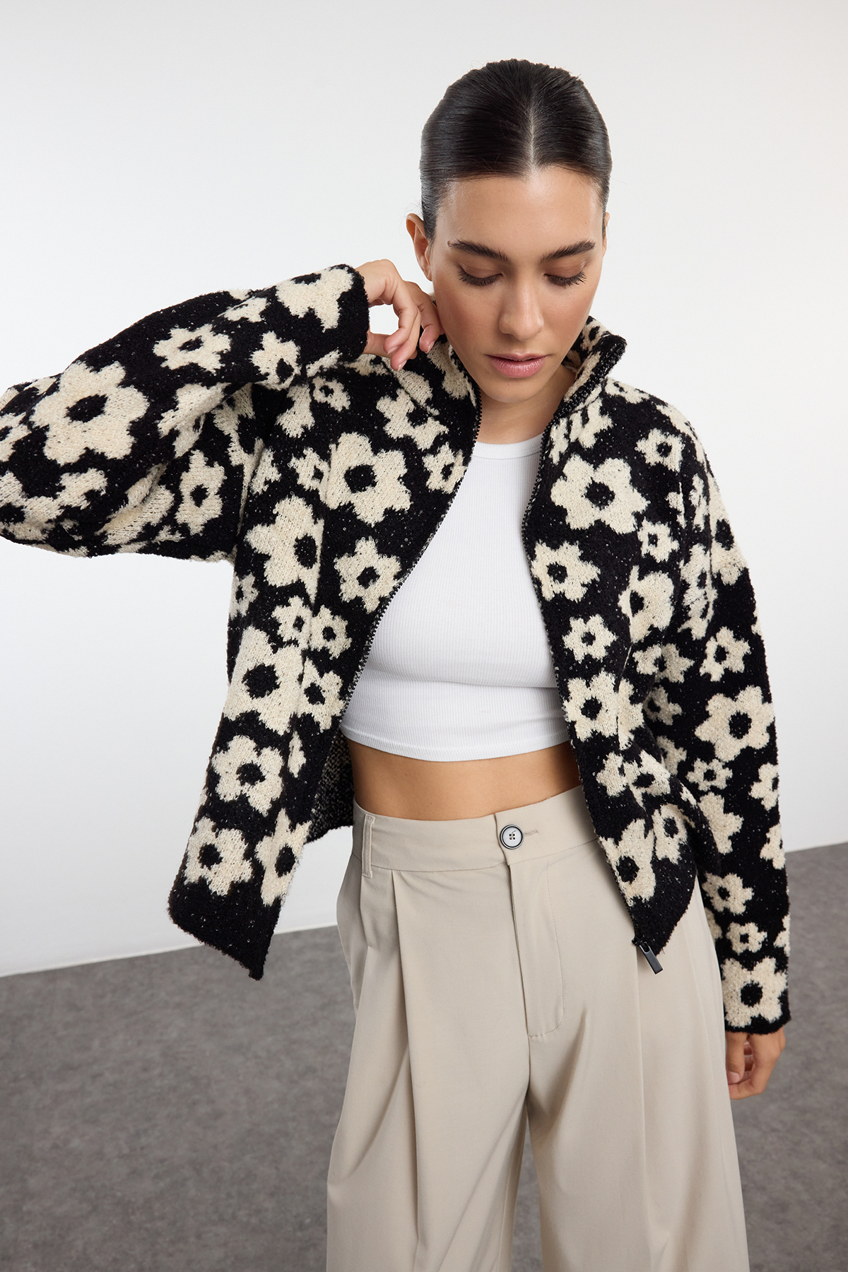 Trendyolmilla  Siyah Fermuarlı Yumuşak Dokulu Geniş Kalıp Ceket Görünümlü Triko Hırka TWOAW25HI00262 - Görsel 2