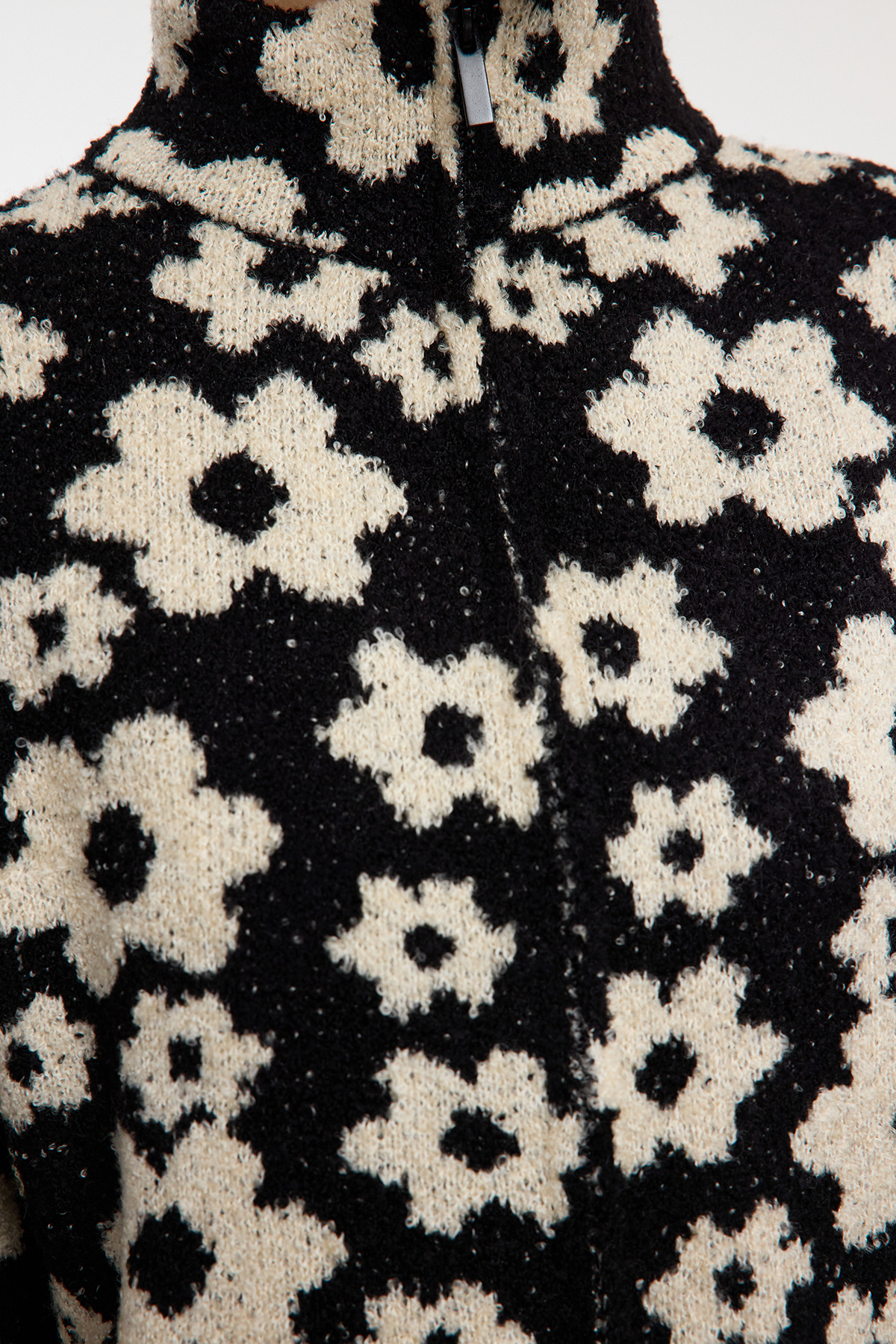 Trendyolmilla  Siyah Fermuarlı Yumuşak Dokulu Geniş Kalıp Ceket Görünümlü Triko Hırka TWOAW25HI00262 - Görsel 4