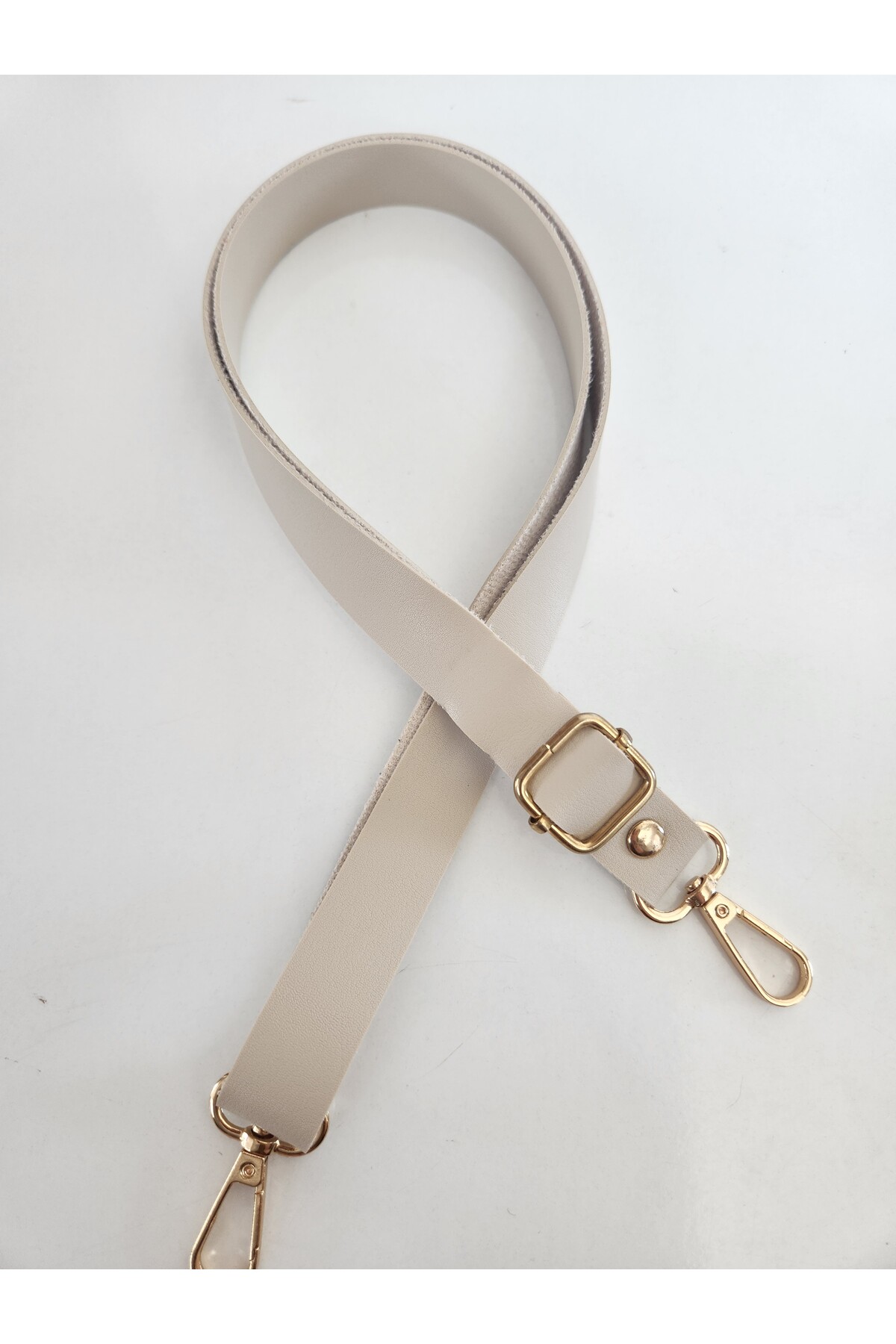 LEATHER ADJUSTABLE BAG HANGER LENGTH (120 CM - EN 2 CM ) GOLD DETAIL
