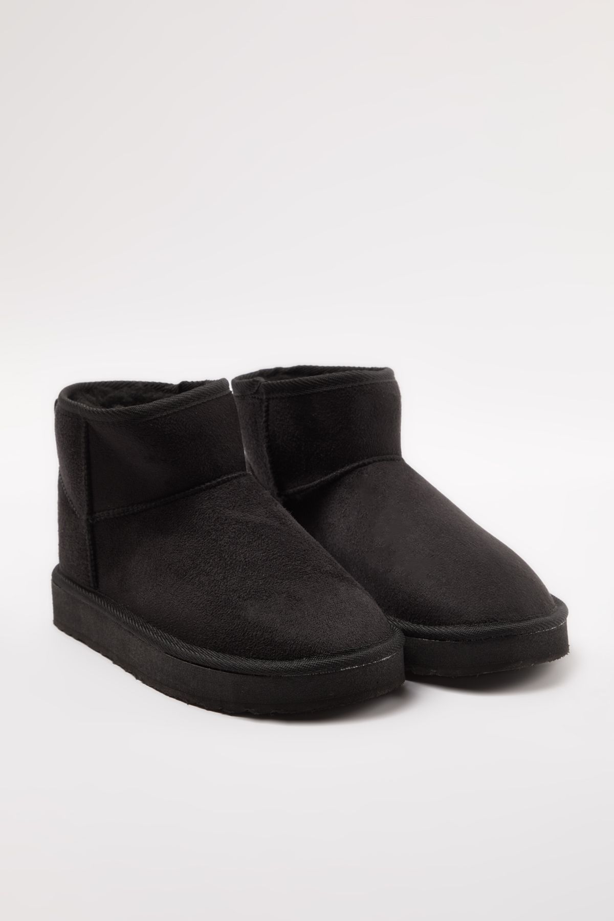 TRENDYOL SHOES Czarne Futrzane Buty Damskie Na Płaskim Obcasie Z Okrągłym Noskiem Kobieta - 39