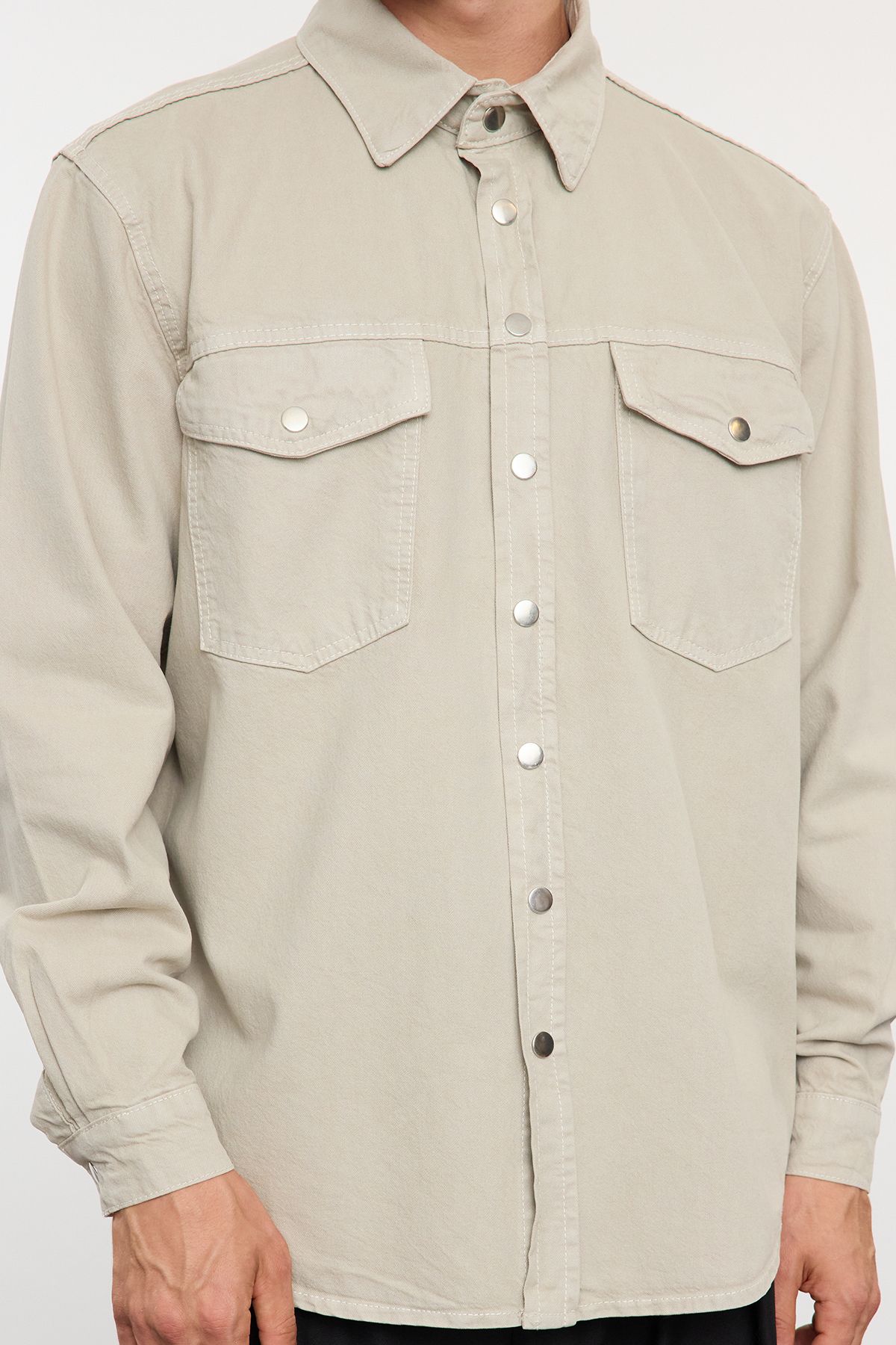 Trendyol Collection-Beigefarbenes Unisex-Jeanshemd aus 100 % Baumwolle, normale Passform TMNAW25CE00000 3