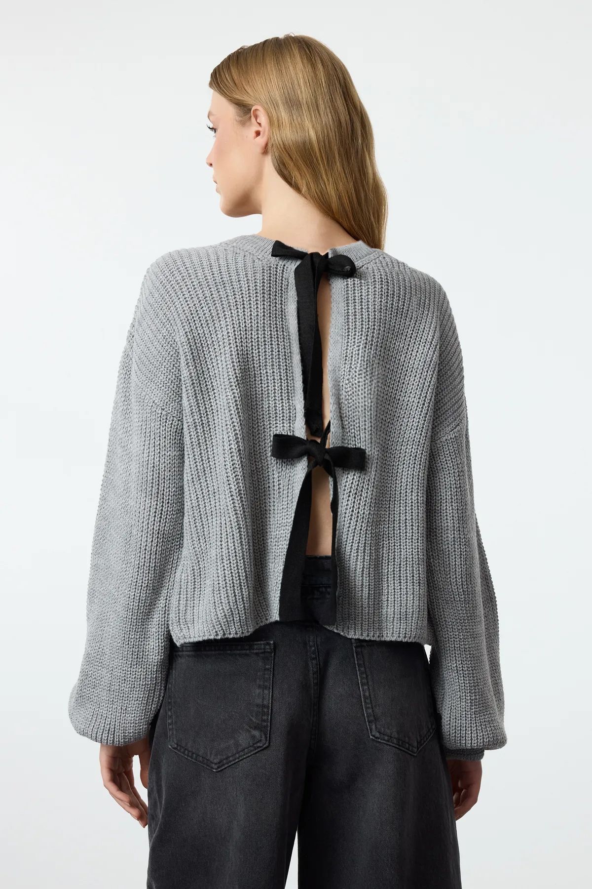 Trendyol Collection-Doppelseitiger grauer Crop-Strickpullover – tragbar mit Band- und Schleifendetail TWOAW25KZ00074 2