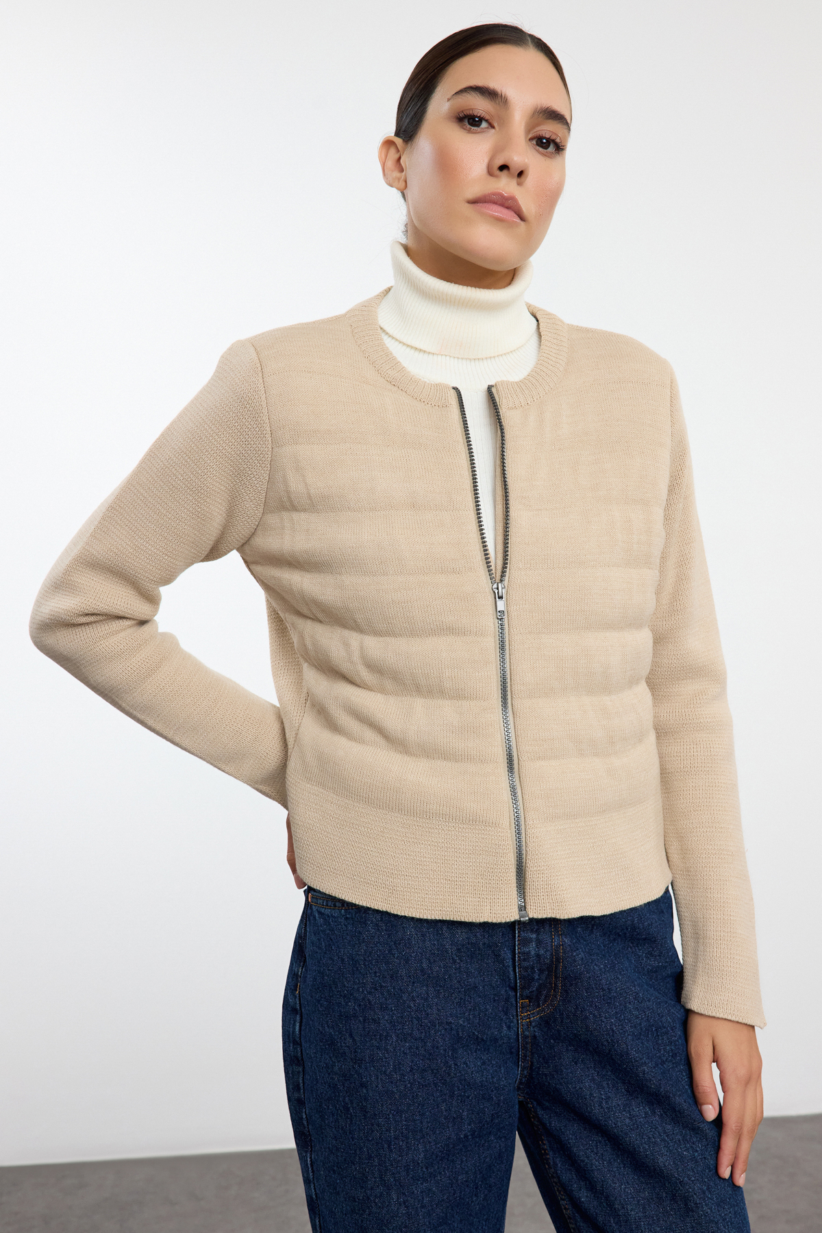  trendyolmilla bej bisiklet yaka fermuarl? mont g?rünümlü triko h?rka