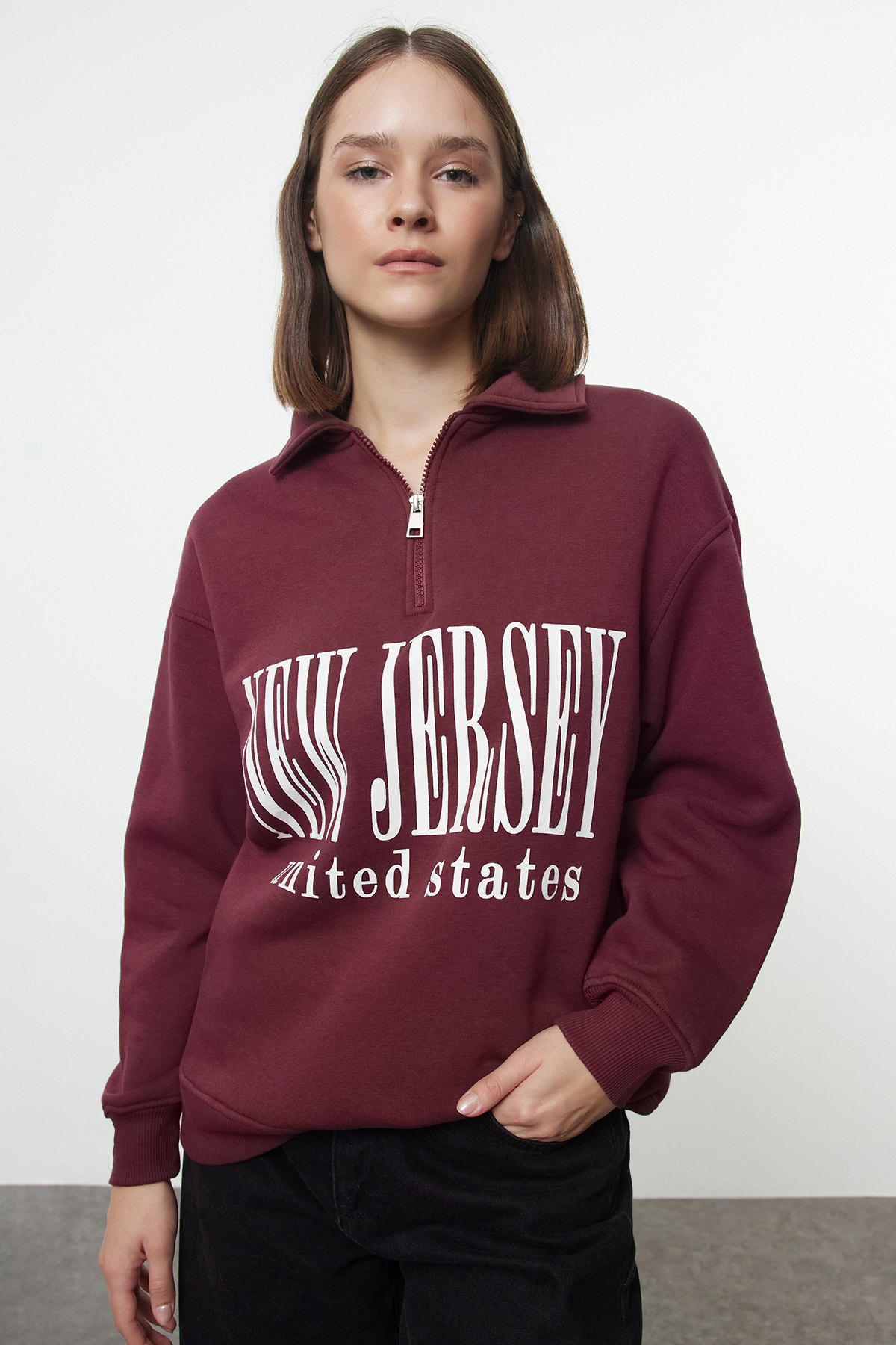 Trendyolmilla  Bordo Oversize Kalıp Kalın içi Polarlı Slogan Baskılı Fermuarlı Örme Sweatshirt TWOAW25SW00134
