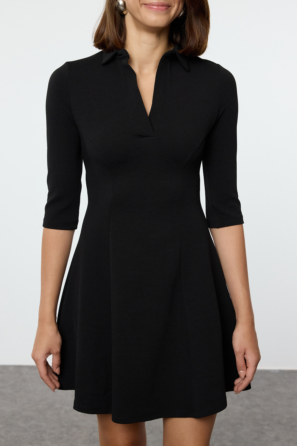 Trendyol Collection Mini-Strickkleid mit Rollkragen - Schwarz, Skater-Stil, Taillenöffnung Twoaw25el00499