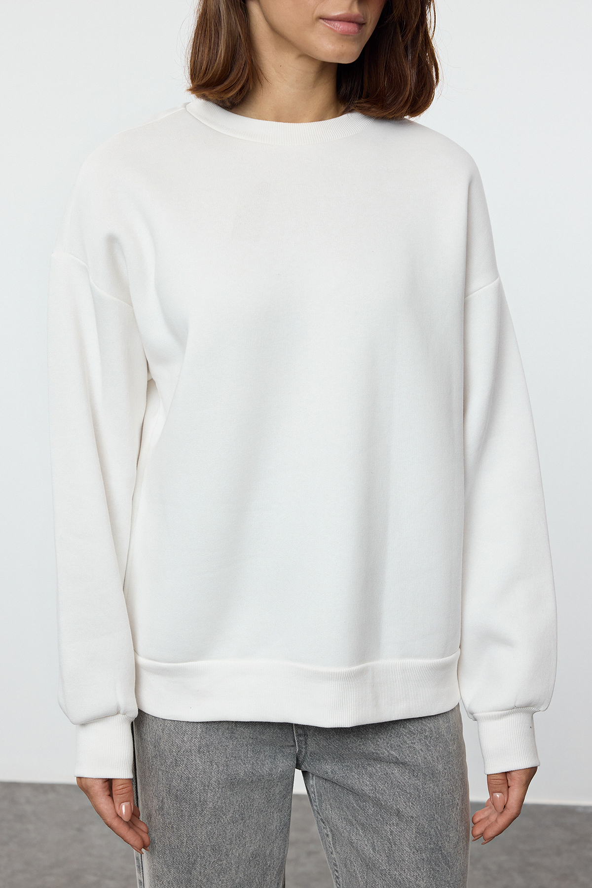 Trendyolmilla  Ekru Oversize/Rahat Kesim Basic Bisiklet Yaka Kalın/İçi polarlı Örme Sweatshirt TWOAW24SW00102 - Görsel 3