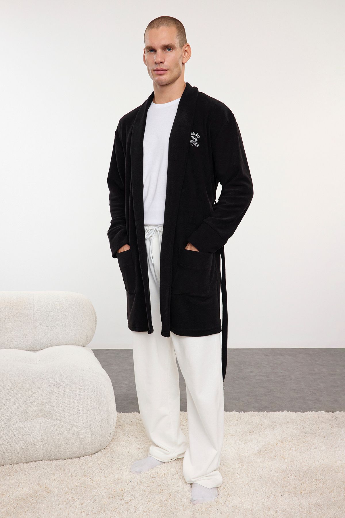 Trendyol Collection Czarny Haftowany Szlafrok Zimowy Wellsoft Dla Mężczyzn Tmnaw25sb00000 Mężczyzna - XL