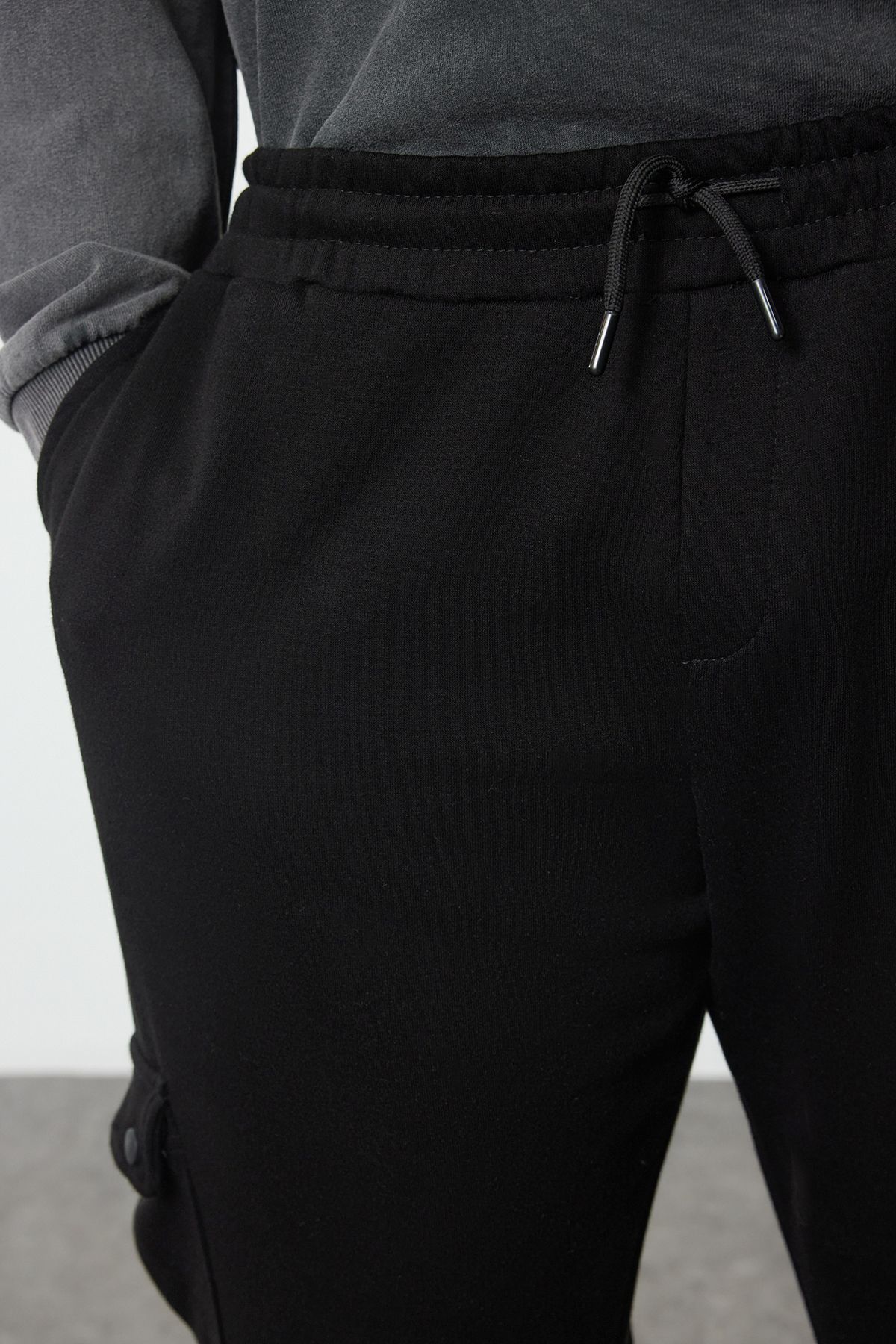 Trendyol Collection-Black Oversize Cargo Pocket Cut Thick Elastic Sweatpants - TMNAW25AJ00002 4