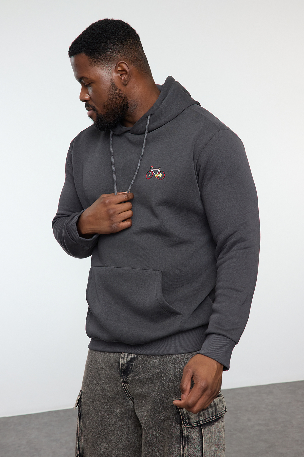 Trendyol Collection-Antracitová fleecová mikina s kapucí – Regular Fit Tmnaw25Ao00007 2