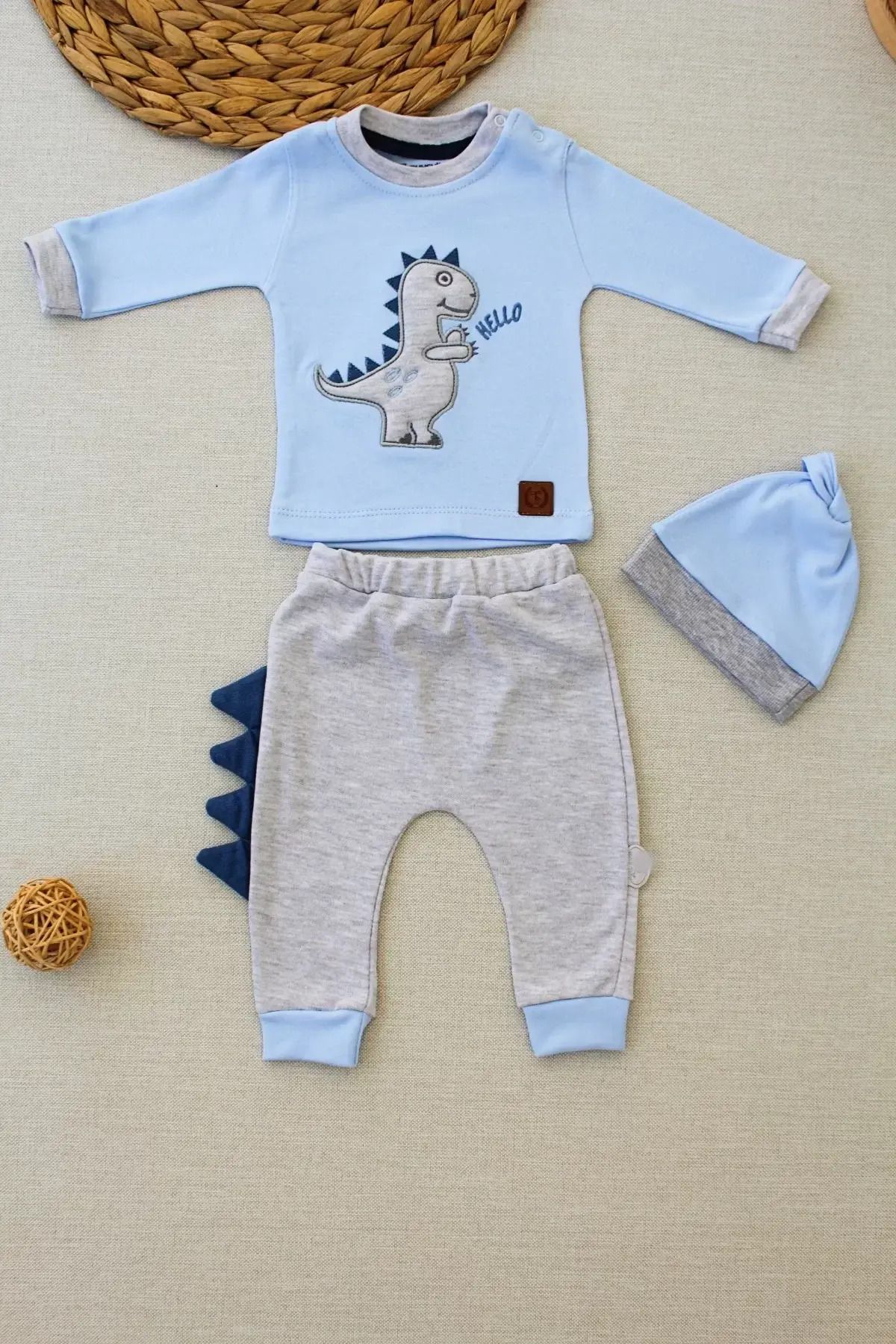 petit dino avec une casquette à la taille dun chapeau un sweat à manches longues une équipe de trois garçons et de trois garçons une équipe bleue