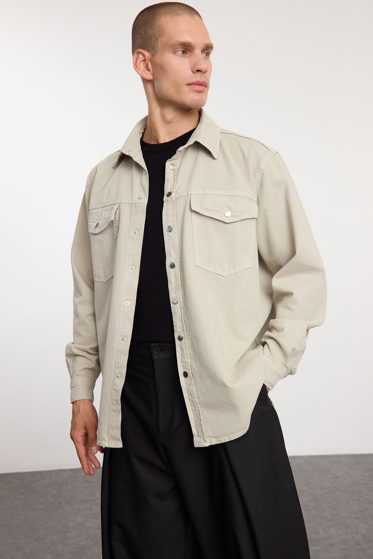 Trendyol Collection-Beigefarbenes Unisex-Jeanshemd aus 100 % Baumwolle, normale Passform TMNAW25CE00000 5