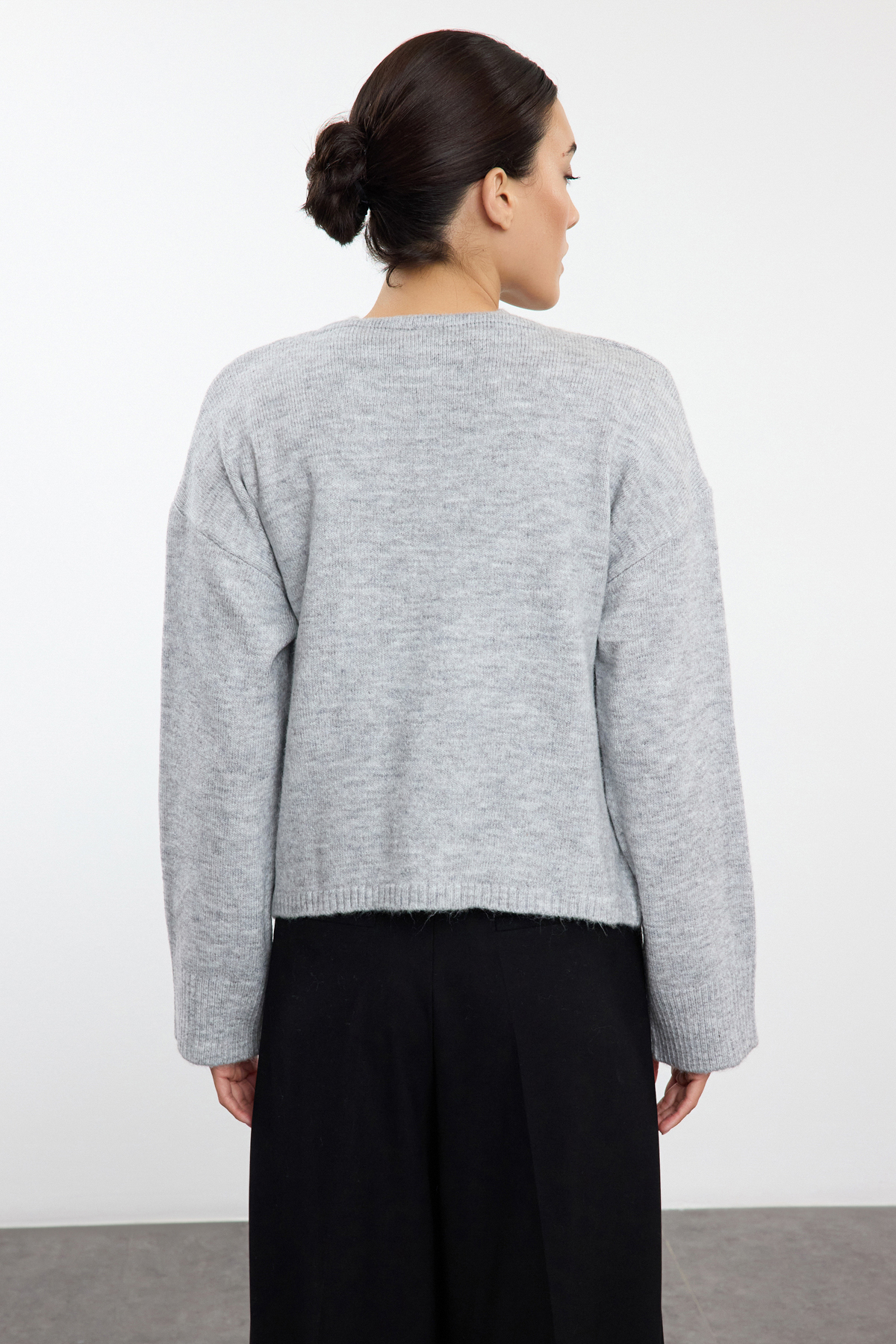 Trendyolmilla  Açık Gri Yumuşak Dokulu Hırka-Bluz Triko Hırka TWOAW25HI00327 - Görsel 5