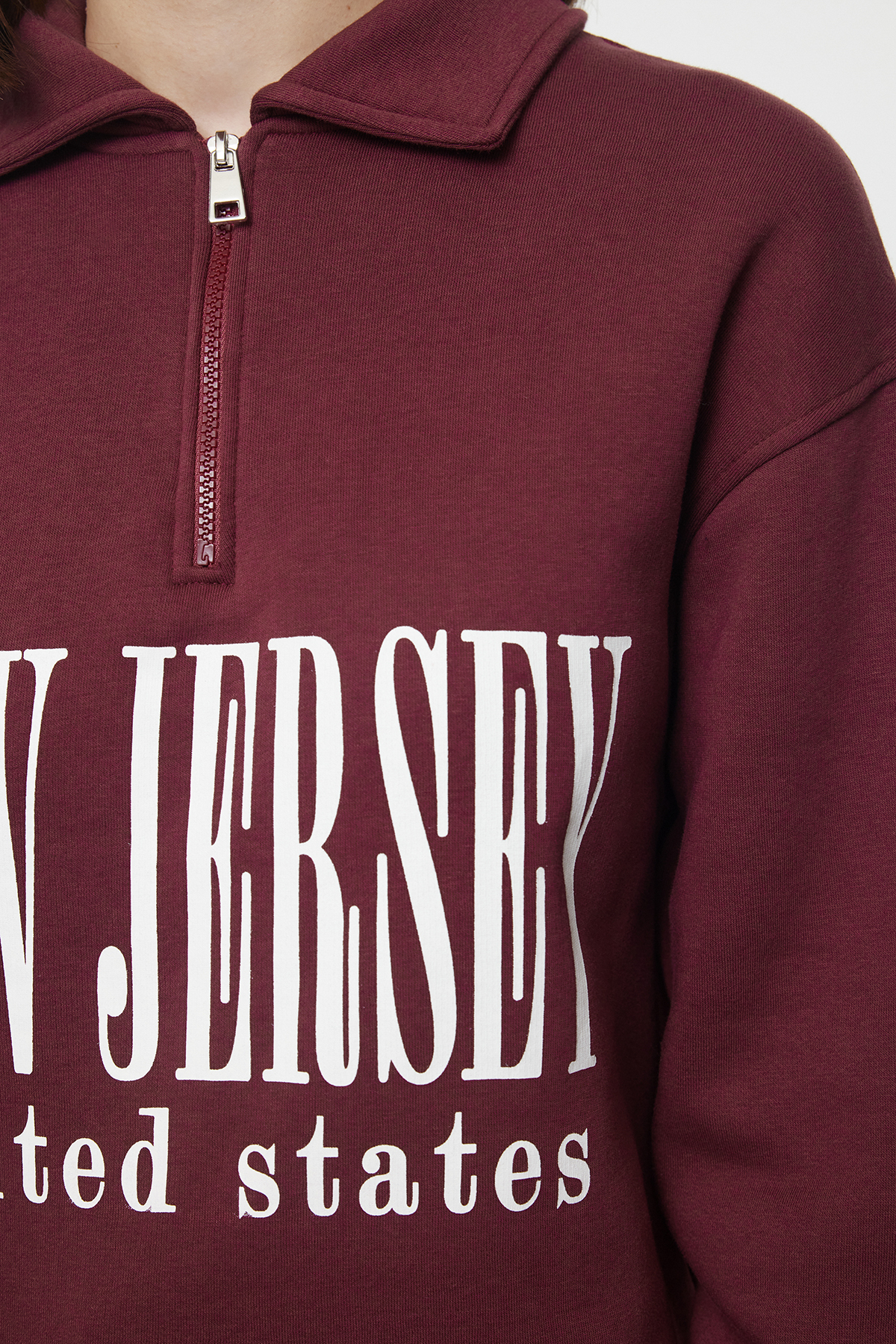 Trendyolmilla  Bordo Oversize Kalıp Kalın içi Polarlı Slogan Baskılı Fermuarlı Örme Sweatshirt TWOAW25SW00134 - Görsel 4