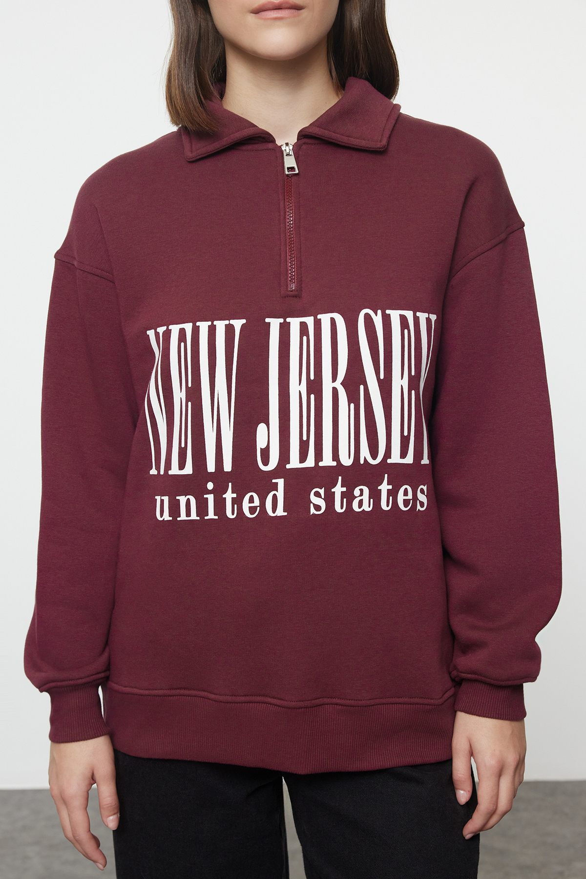 Trendyolmilla  Bordo Oversize Kalıp Kalın içi Polarlı Slogan Baskılı Fermuarlı Örme Sweatshirt TWOAW25SW00134 - Görsel 3