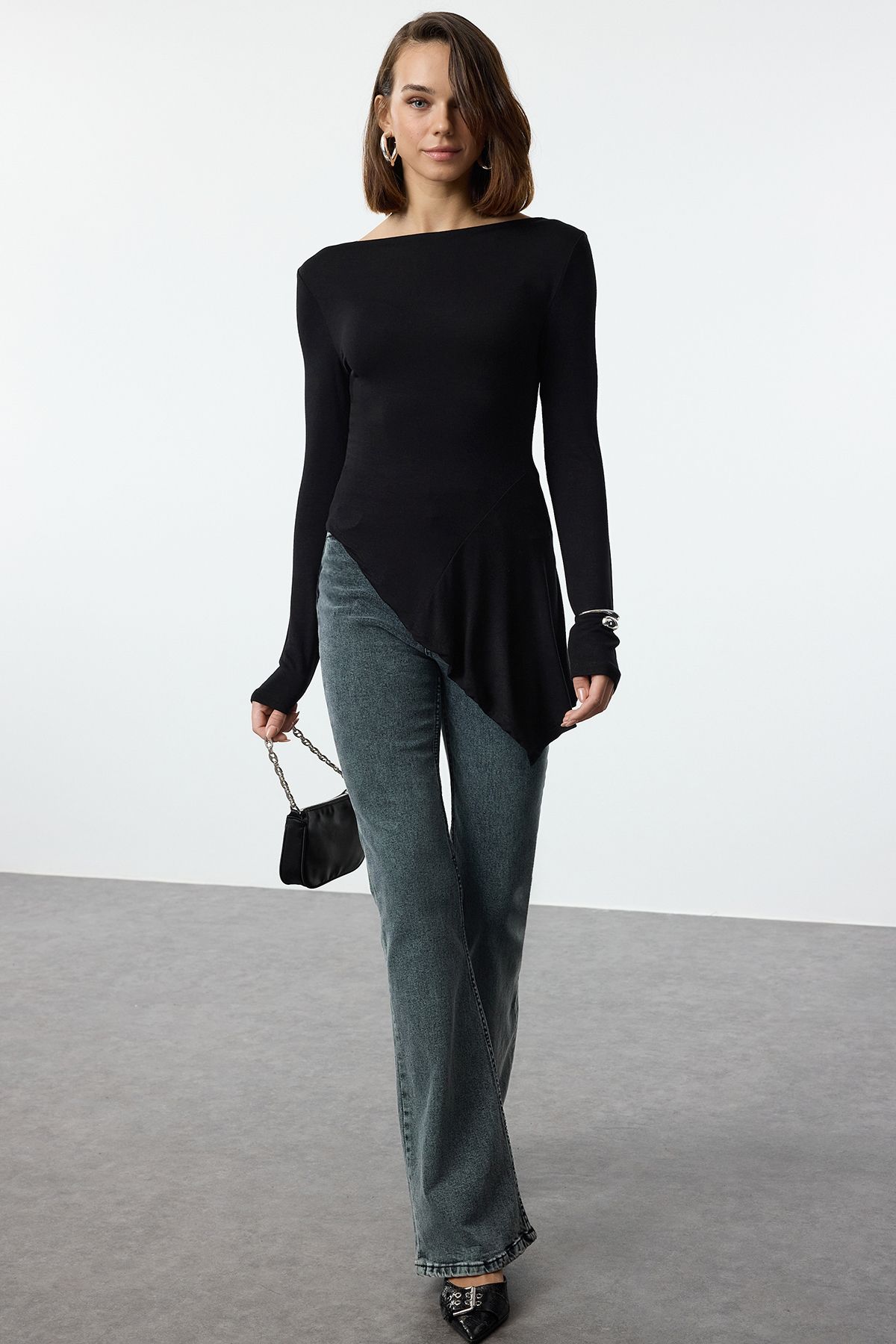 Trendyol Collection-Асиметрична блузка Soft Orme з еластичної віскози чорного кольору TWOAW25BZ00233 1