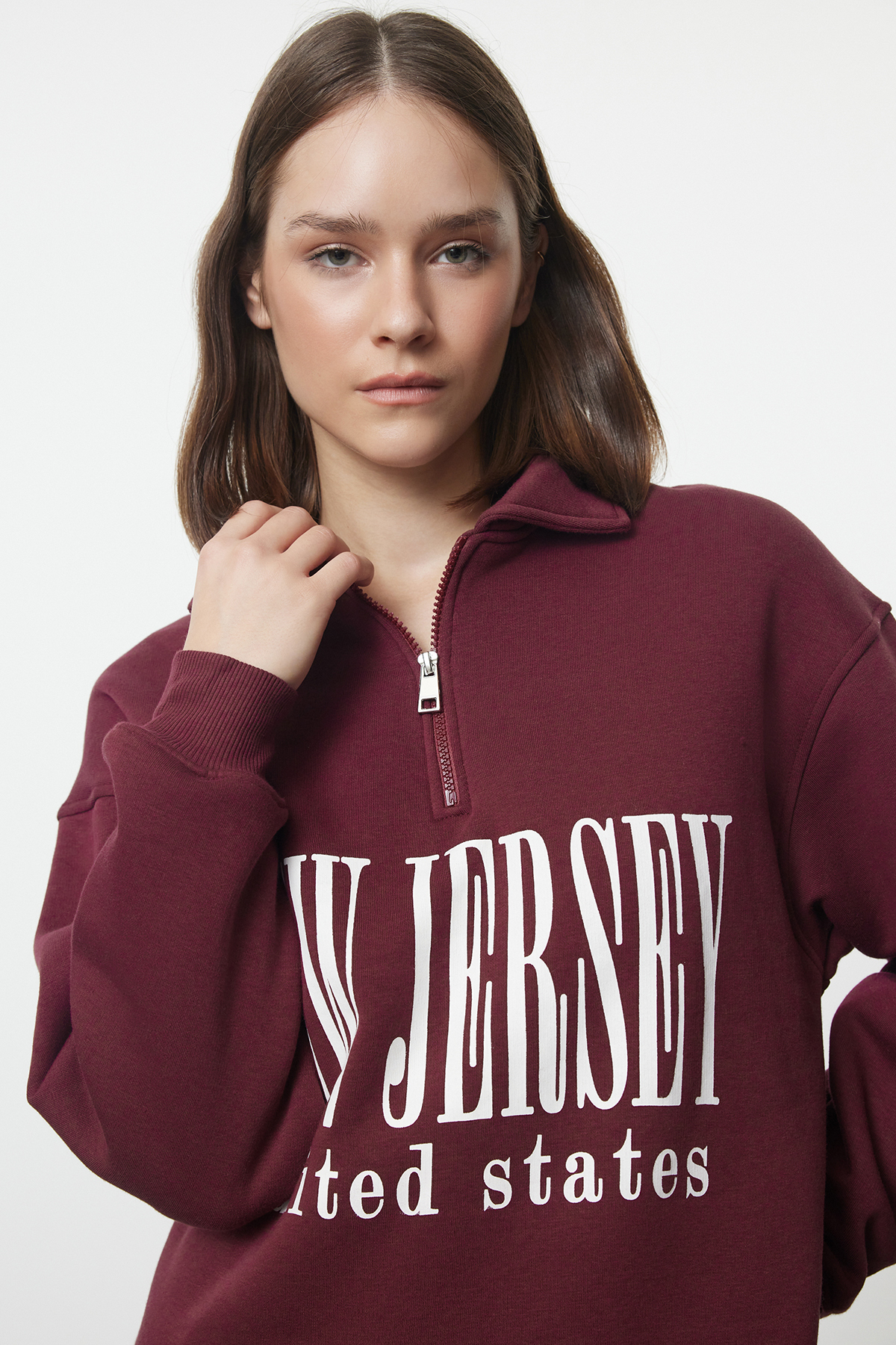 Trendyolmilla  Bordo Oversize Kalıp Kalın içi Polarlı Slogan Baskılı Fermuarlı Örme Sweatshirt TWOAW25SW00134 - Görsel 2