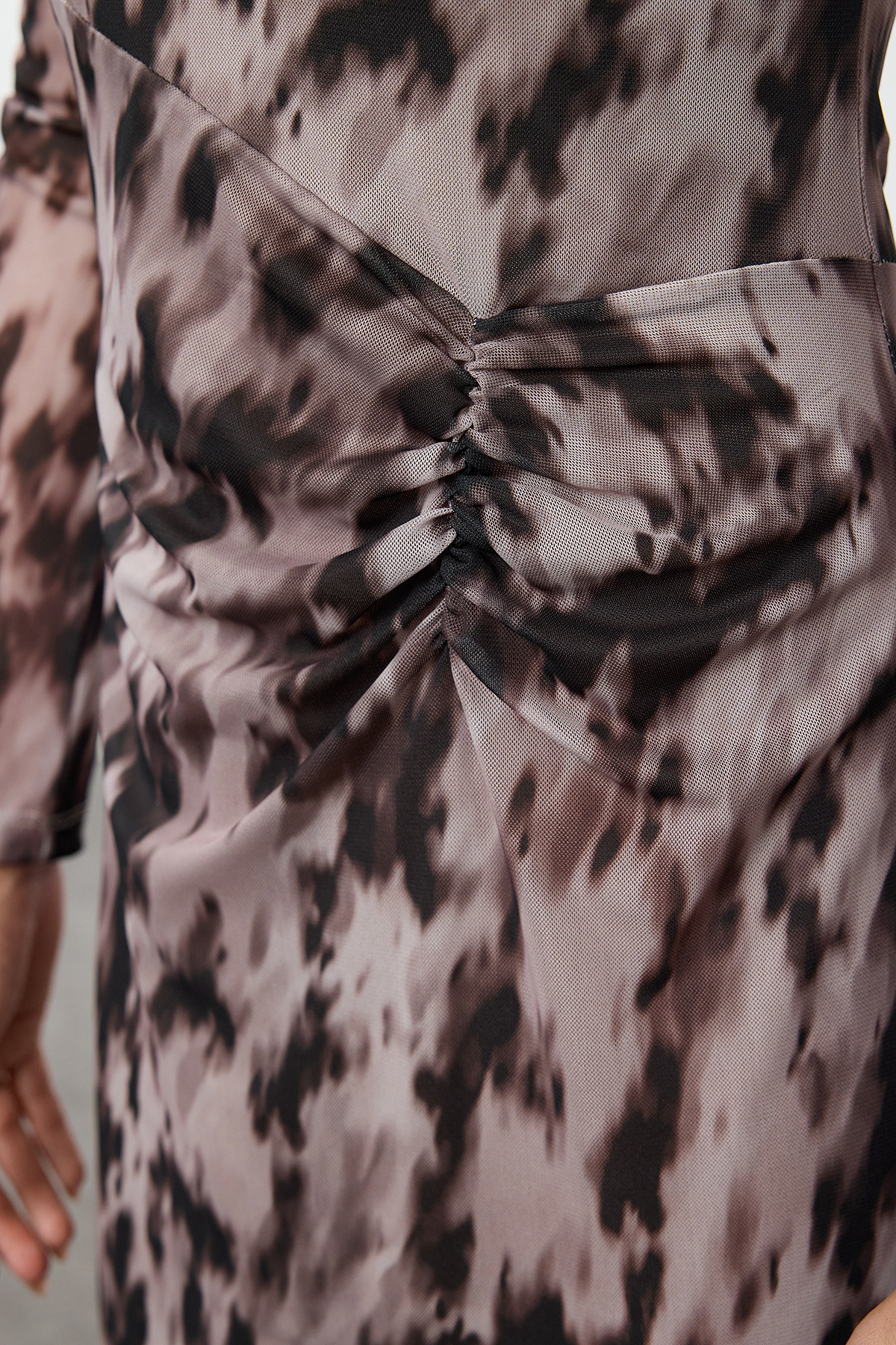 Trendyol Collection Коричнева трикотажна максі-сукня з принтом з курінням / драпіруванням TWOAW25EL00408