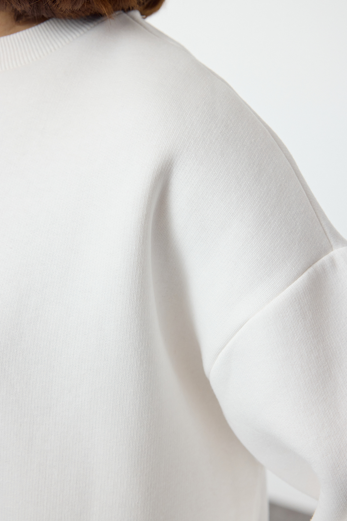 Trendyolmilla  Ekru Oversize/Rahat Kesim Basic Bisiklet Yaka Kalın/İçi polarlı Örme Sweatshirt TWOAW24SW00102 - Görsel 4