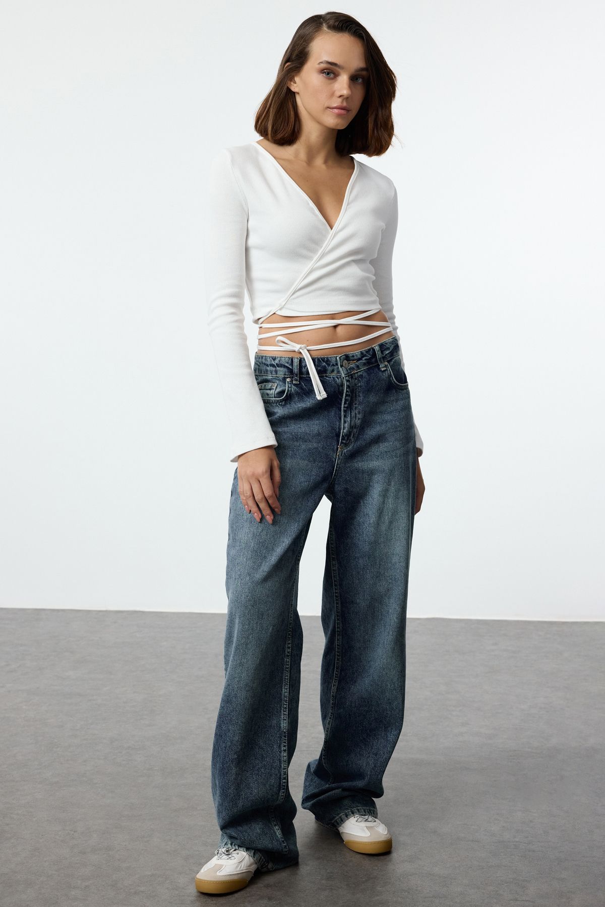 Trendyol Collection Ecru Dwurzędowa Bluzka Crop - Długi Rękaw, Bawełna, Elastyczna, Dopasowana Twoaw21bz1140 Kobieta - M