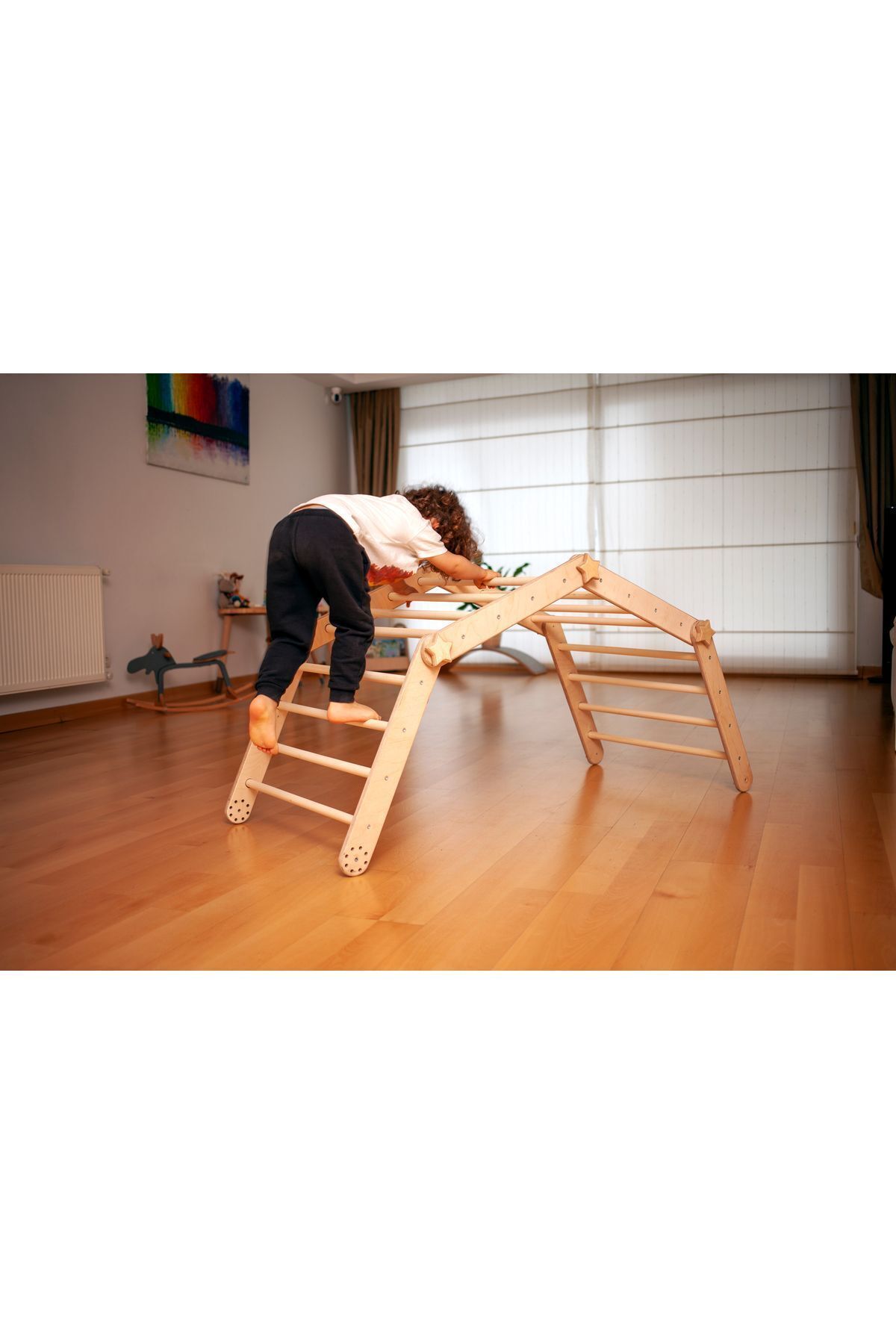 مکعب چوبی فعالیت مونته‌سوری – ترازو و رمپ با سنگ‌ها