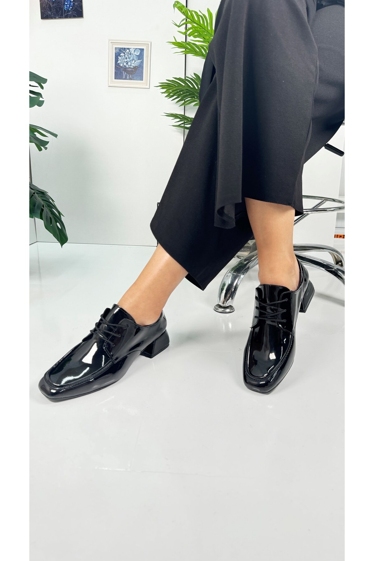 Casual Women's Black Patent Loafers Heel Buckle And Sewing Detail Lace-Up Butt Toe Shoes 1500