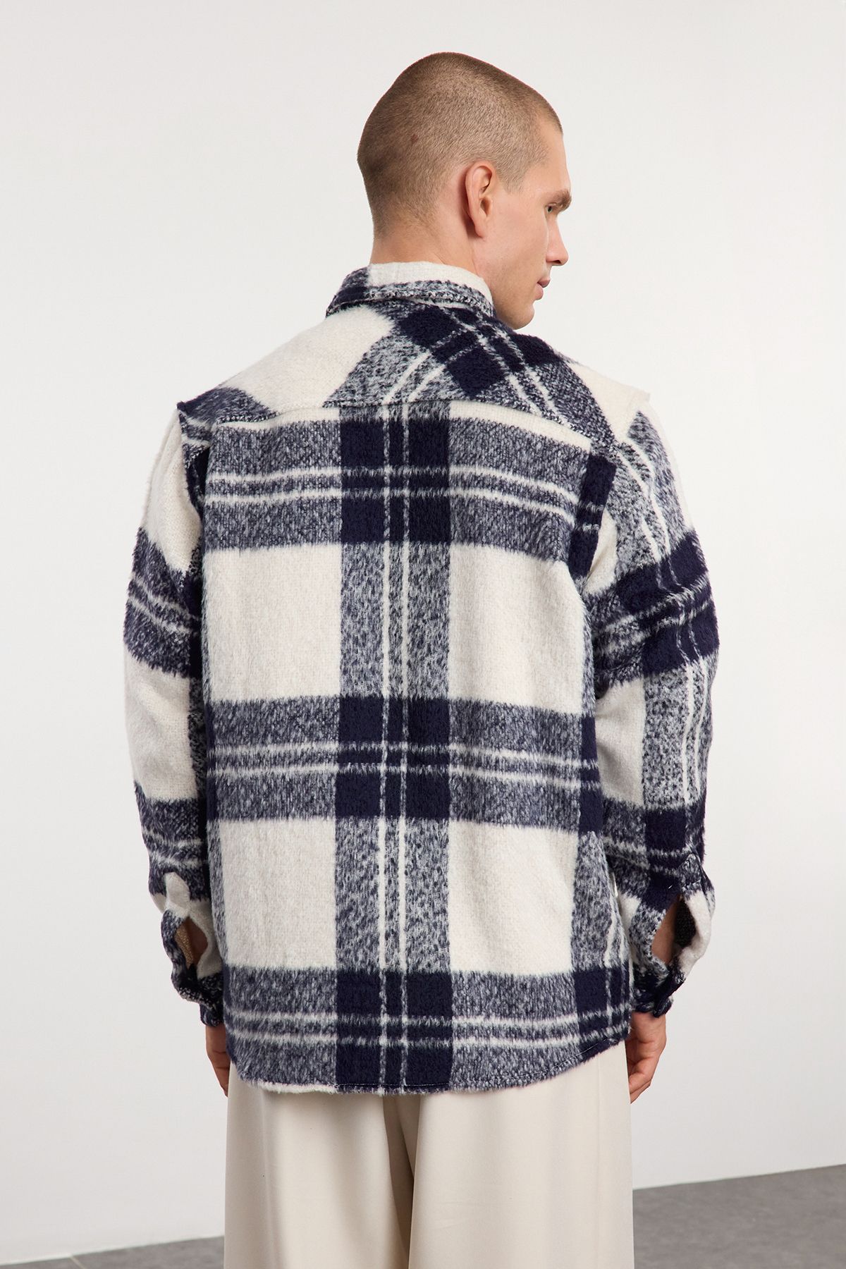 Trendyol Collection-Ecru-Holzfällerjacke für Unisex – übergroßes Winterhemd TMNAW25GO00024 7